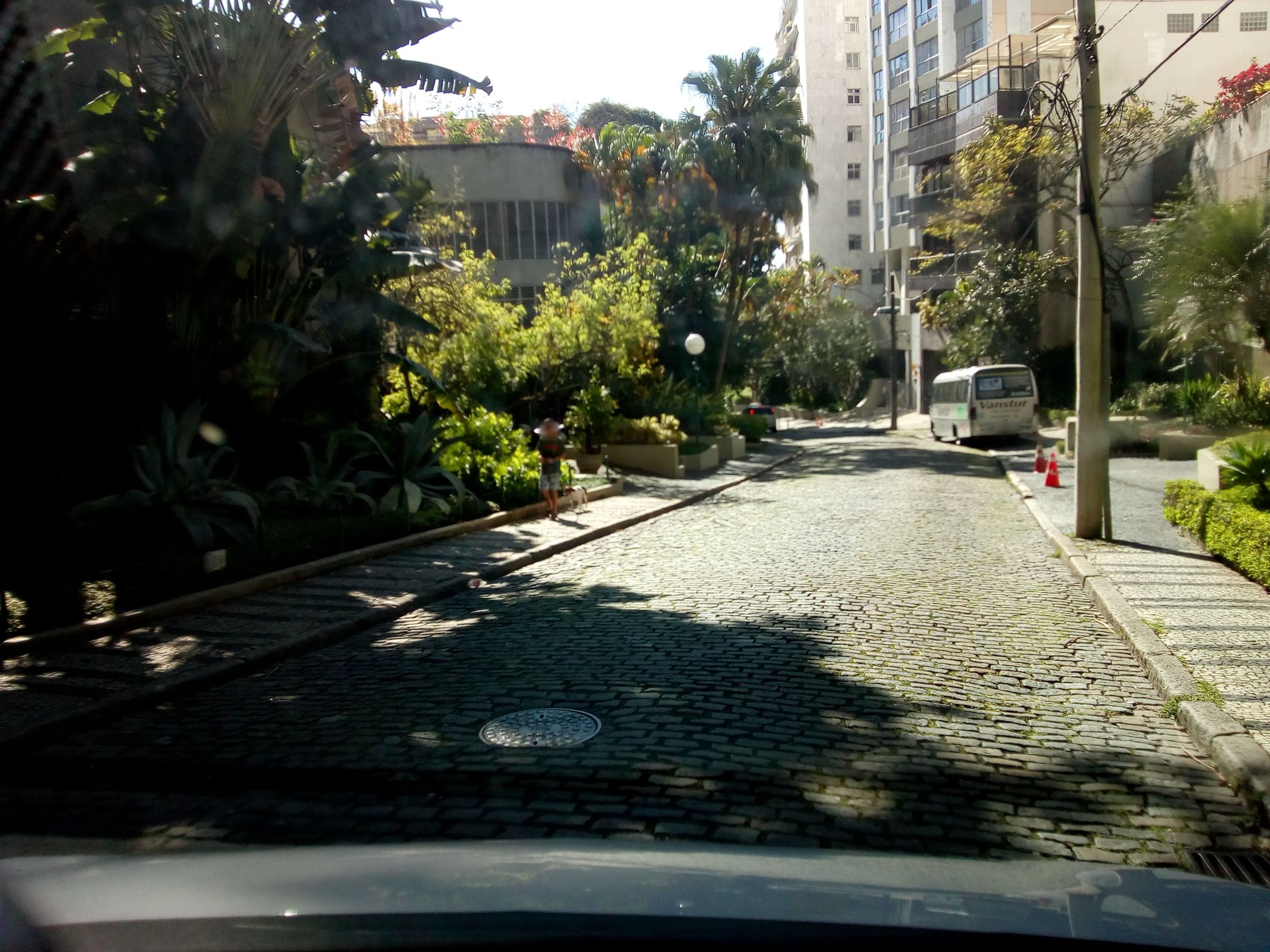 Street-level view near Edifício Agave, Leblon
