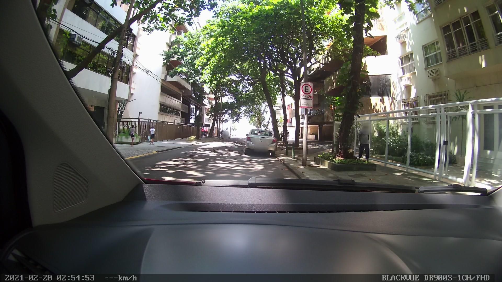 Street-level view near Edifício Águia Branca, Leblon