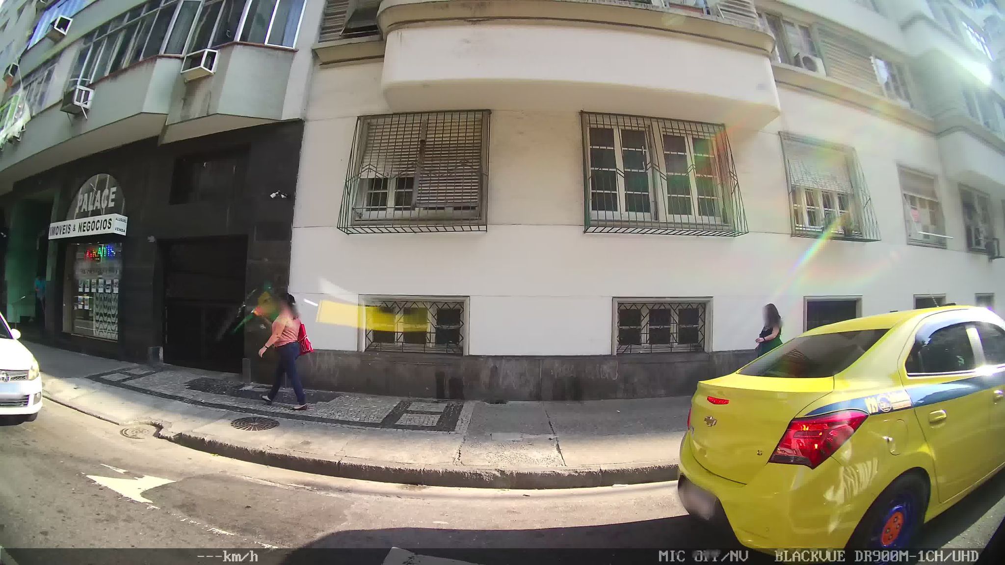 Street-level view near Edifício Aimbere, Leme