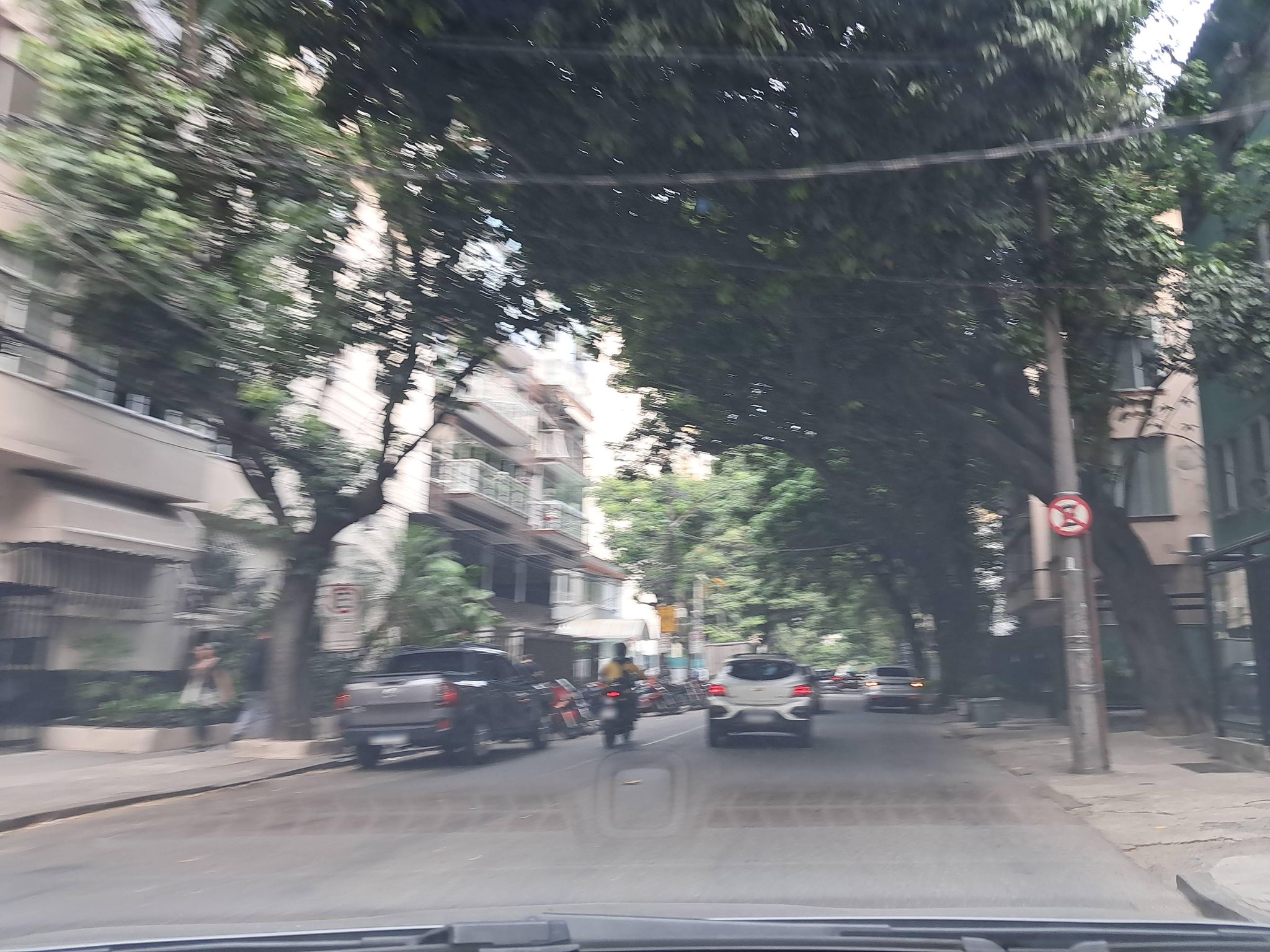 Street-level view near Edifício Albamar, Leblon