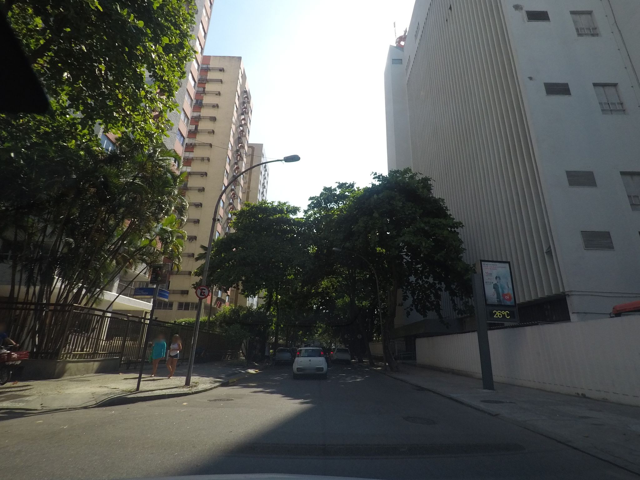 Street-level view near Edifício Albatroz, Leblon
