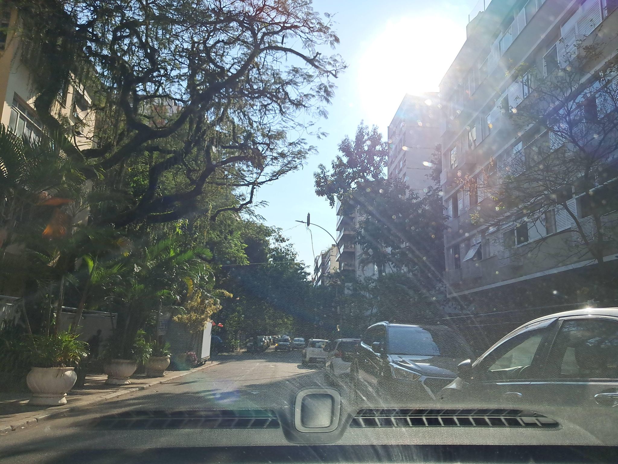 Street-level view near Edifício Alberto de Campos, Ipanema