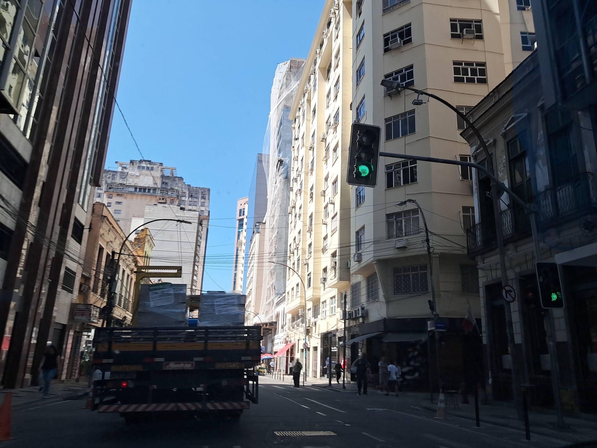 Street-level view near Edifício Alberto de Souza, Centro
