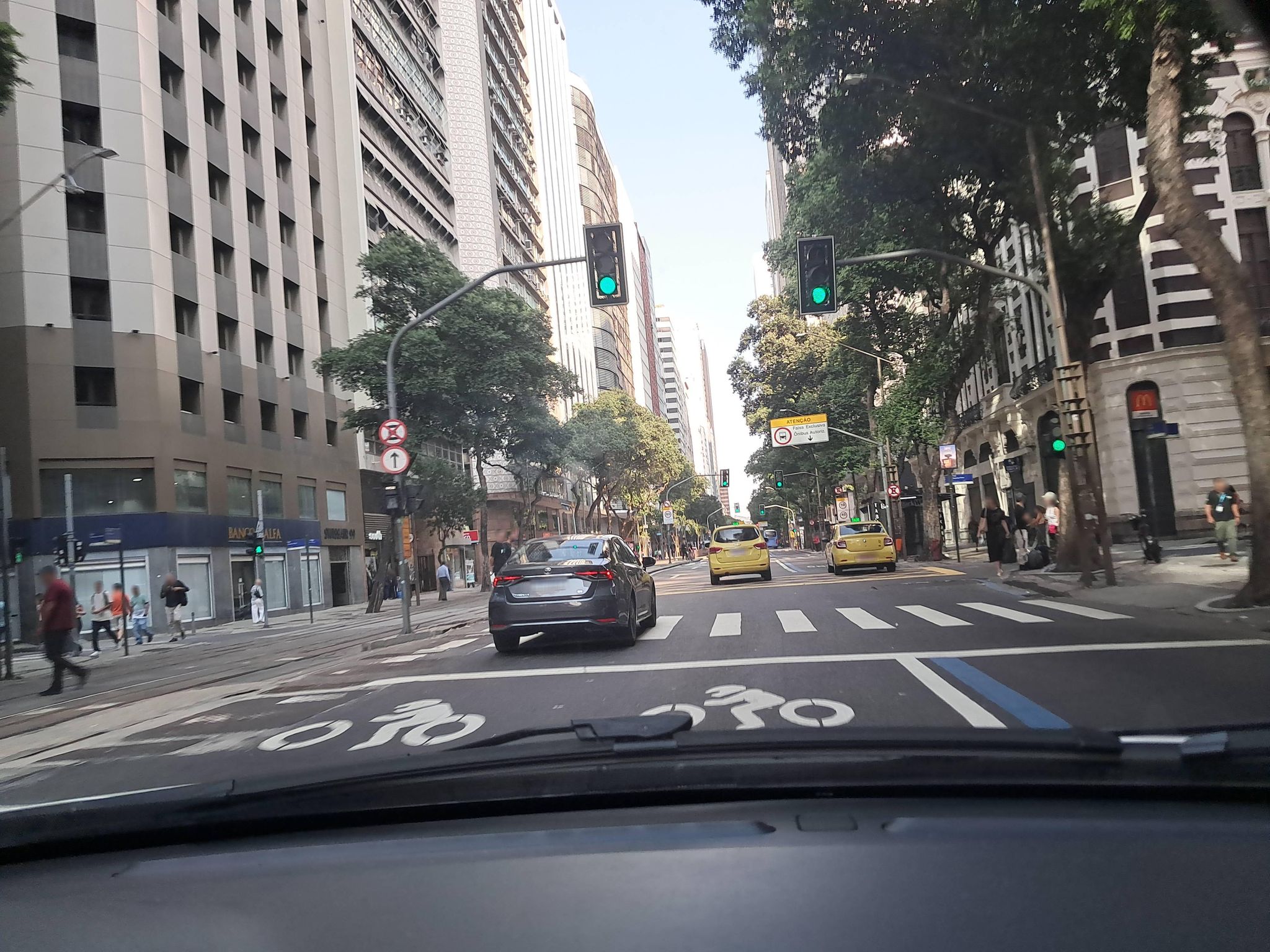 Street-level view near Edifício Alberto Monteiro, Centro