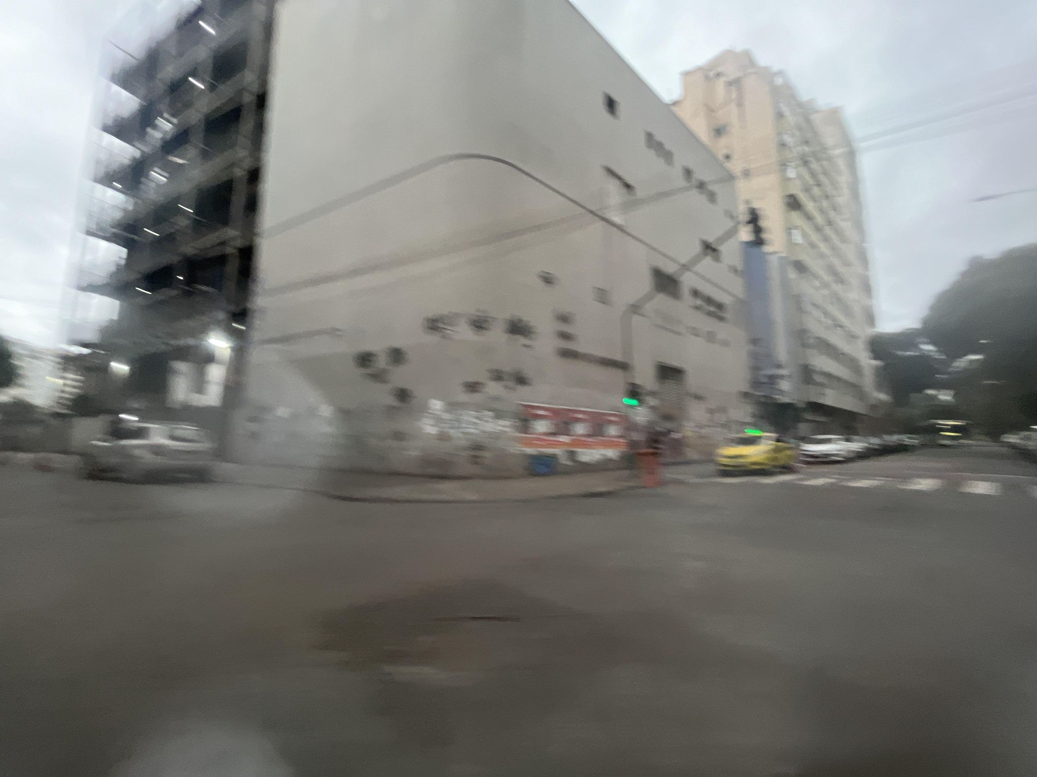 Street-level view near Edifício Alberto, Centro