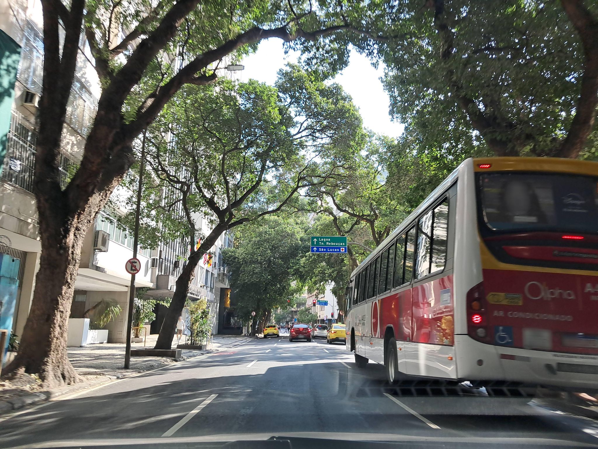 Street-level view near Edifício Albino Ribeiro Paiva, Copacabana