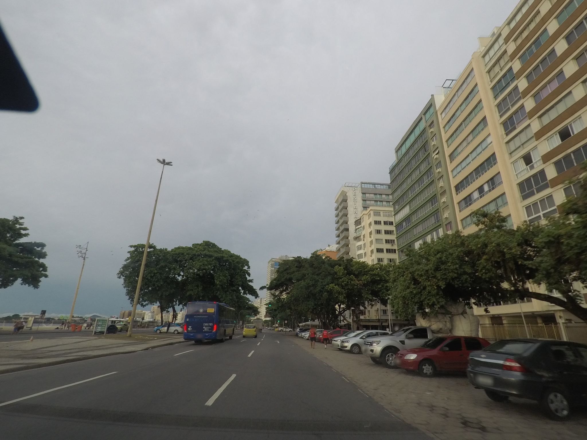 Street-level view near Edifício Albion, Leme