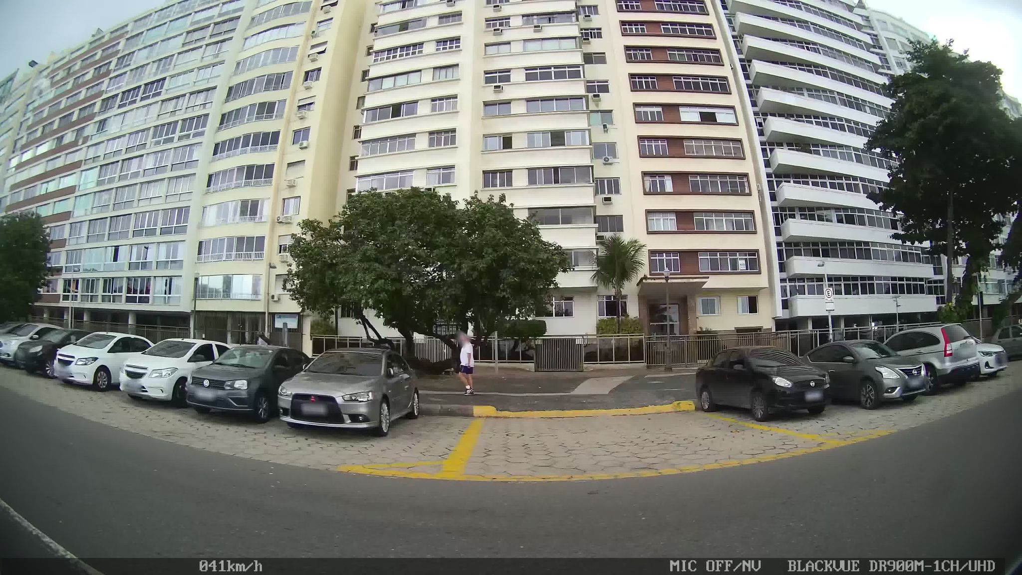 Street-level view near Edifício Albion, Copacabana