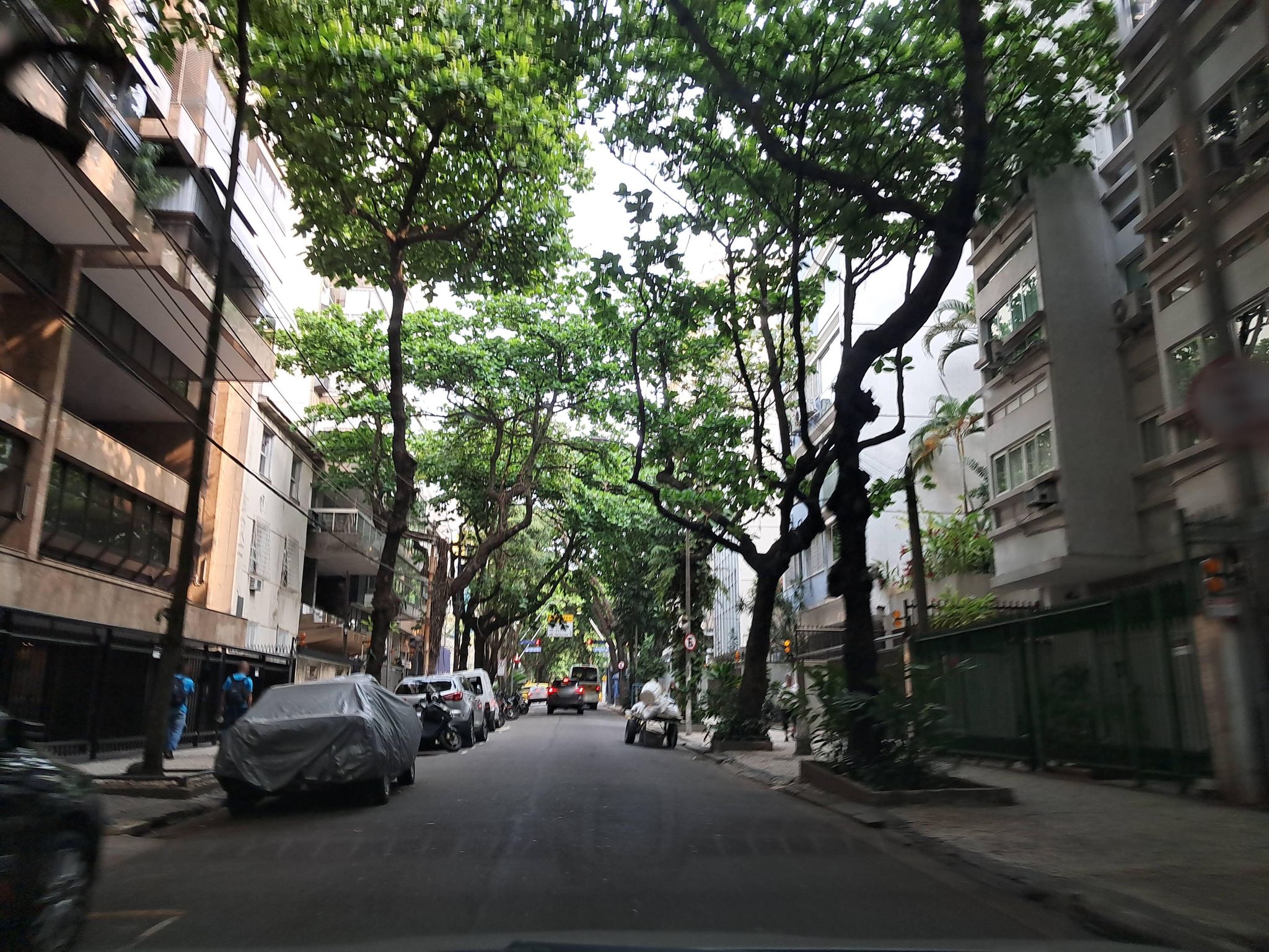 Street-level view near Edifício Alessandra, Leblon