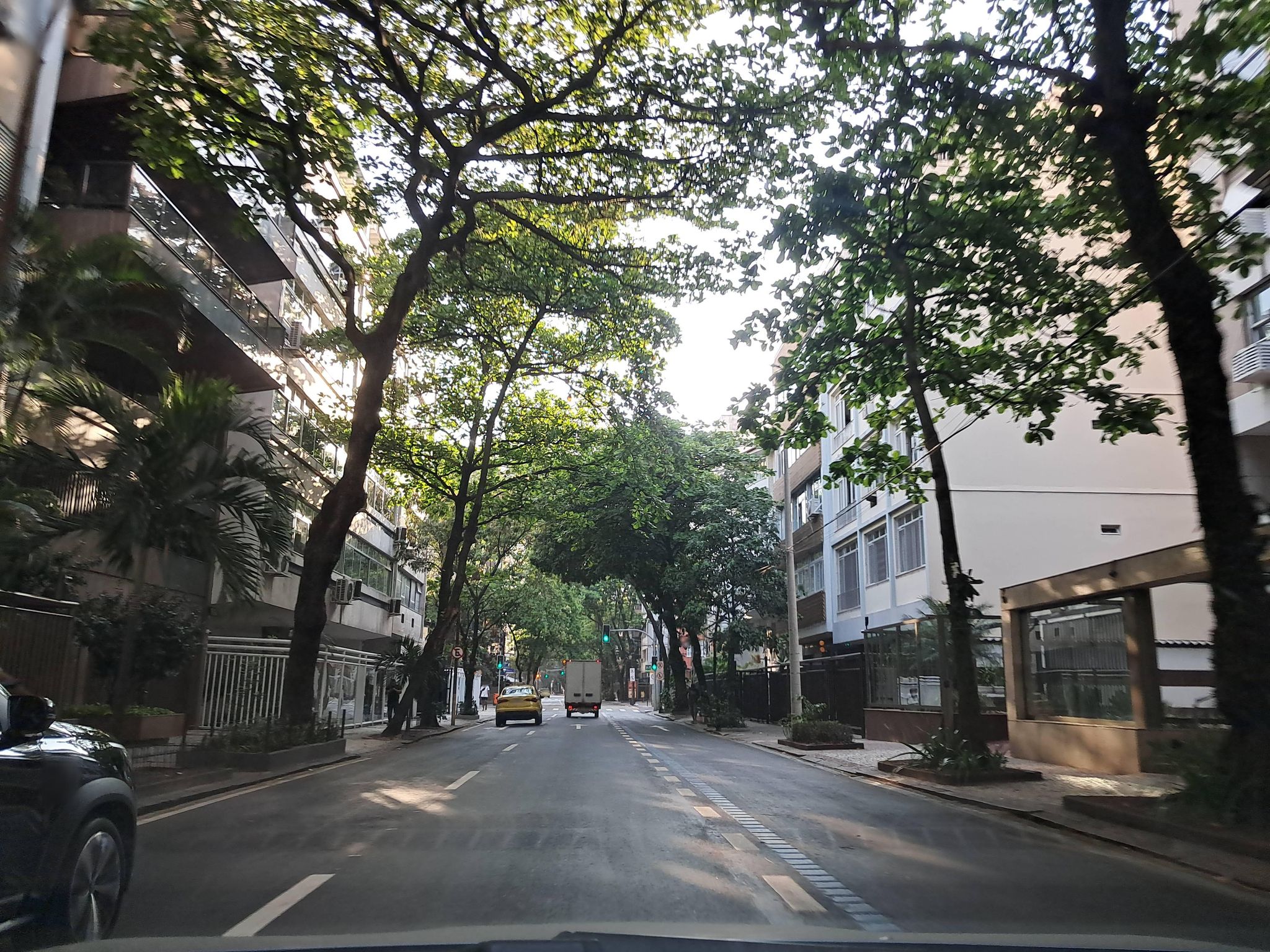 Street-level view near Edifício Alexandre, Leblon