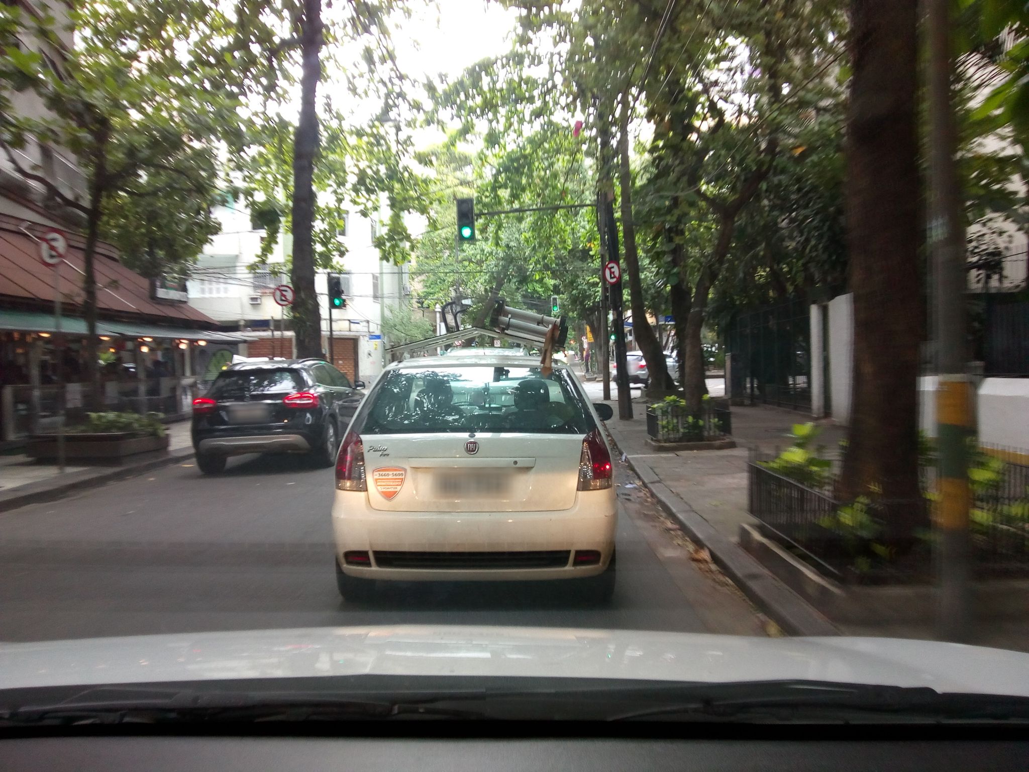 Street-level view near Edifício Alexandre Stockler, Leblon