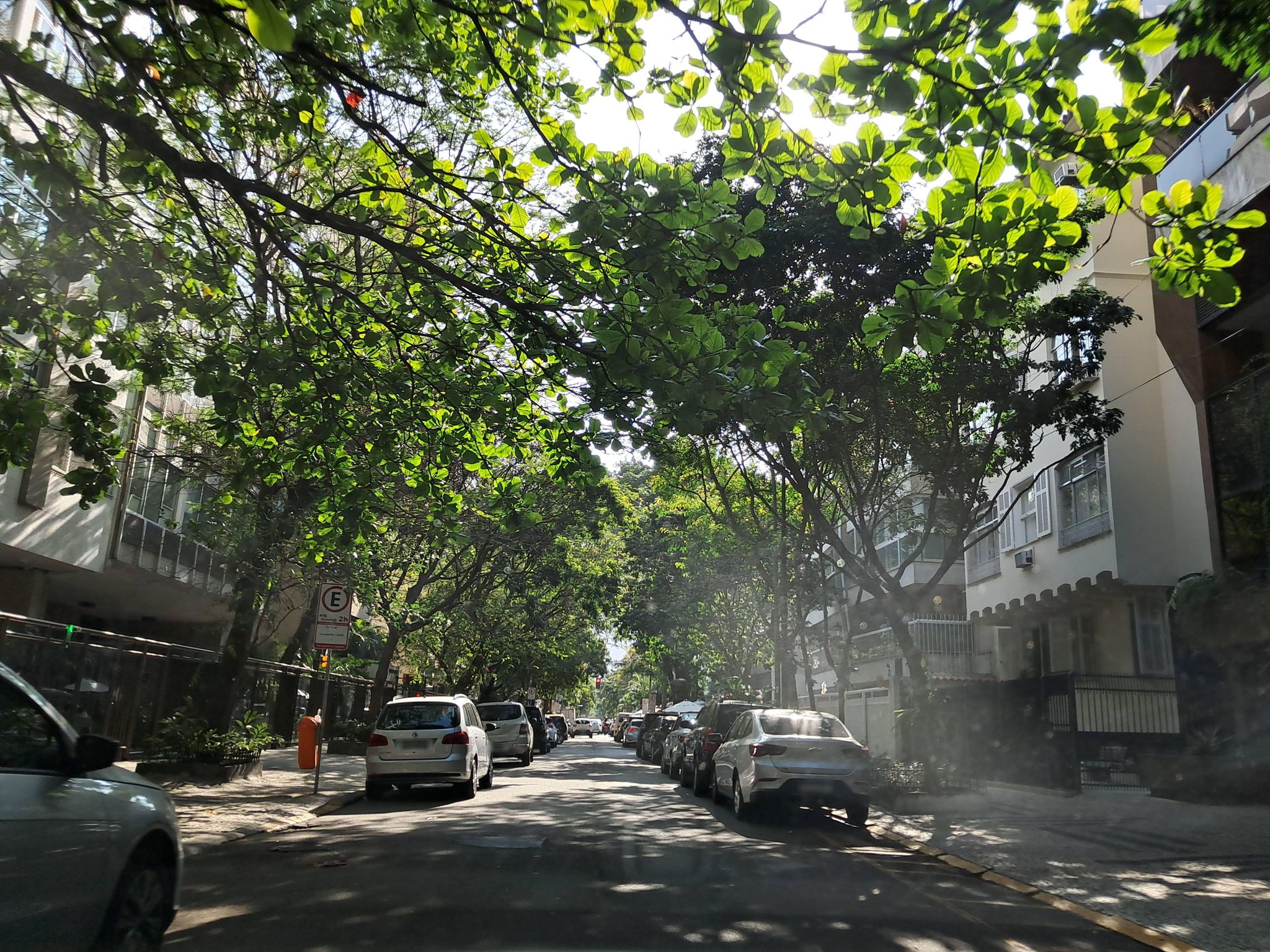 Street-level view near Edifício Alexandre, Ipanema