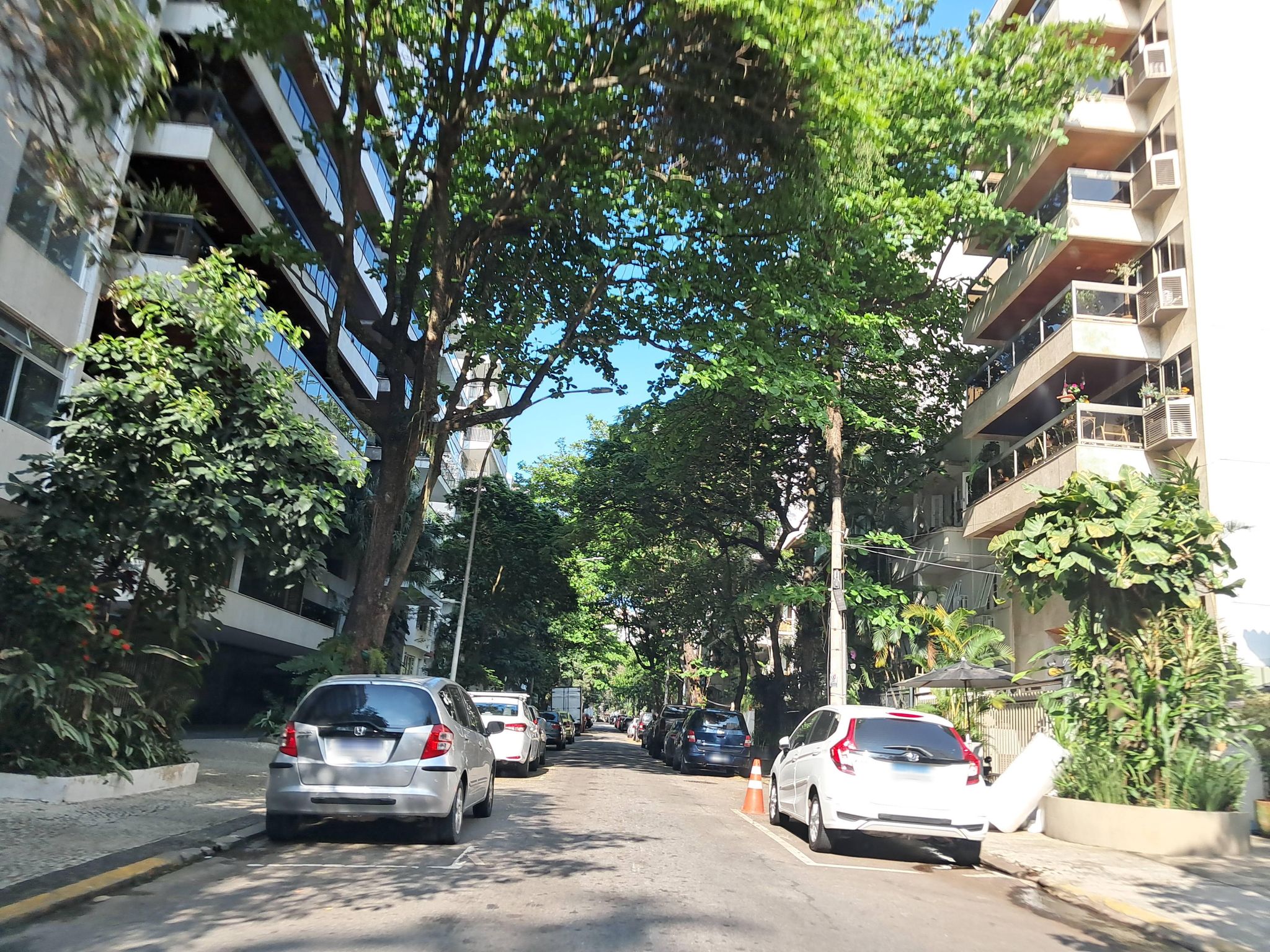 Street-level view near Edifício Alfredo Volpi, Ipanema