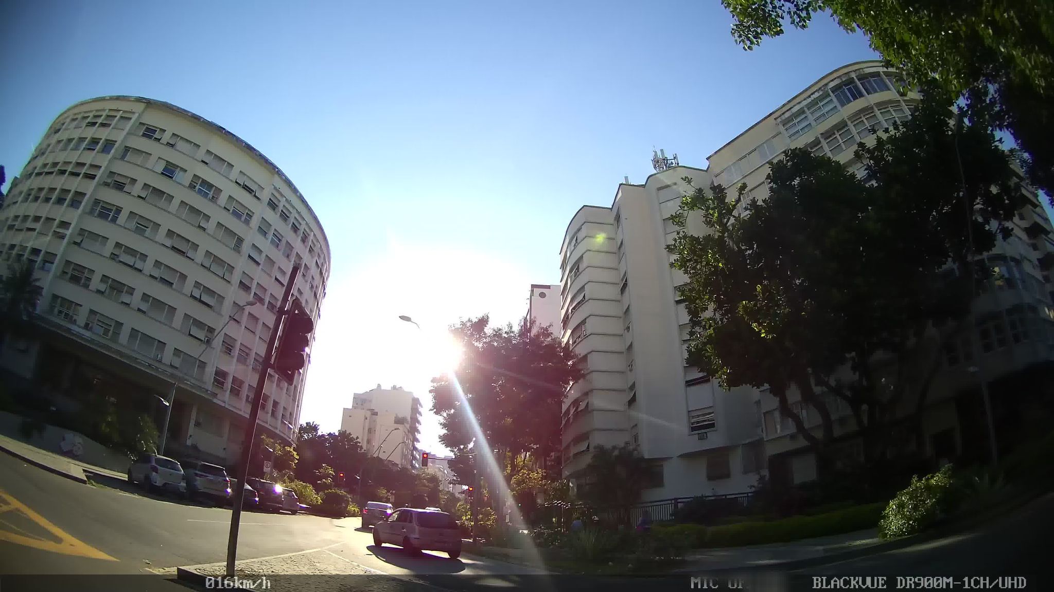 Street-level view near Edifício Alicia, Leblon