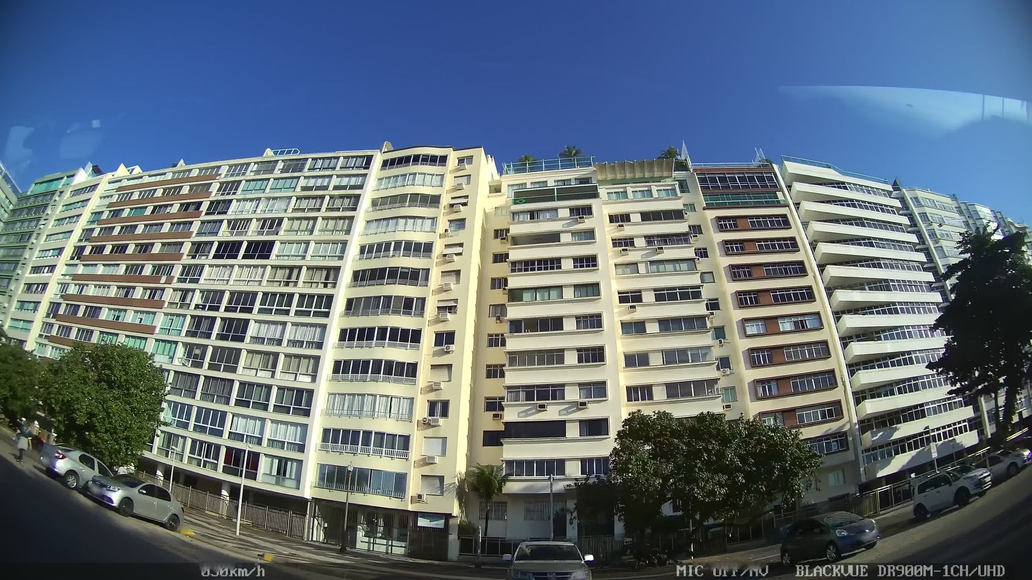 Street-level view near Edifício Allron, Copacabana