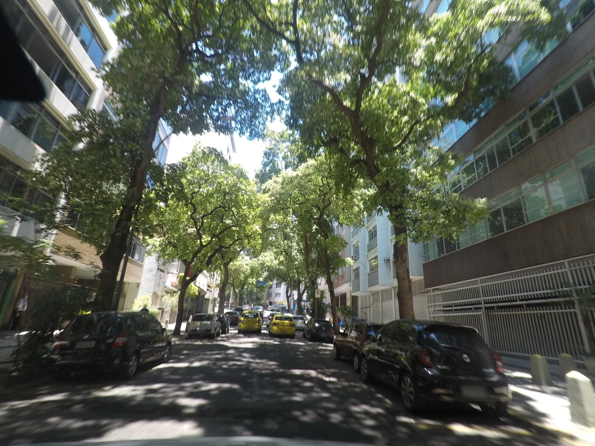 Street-level view near Edifício Almare, Copacabana