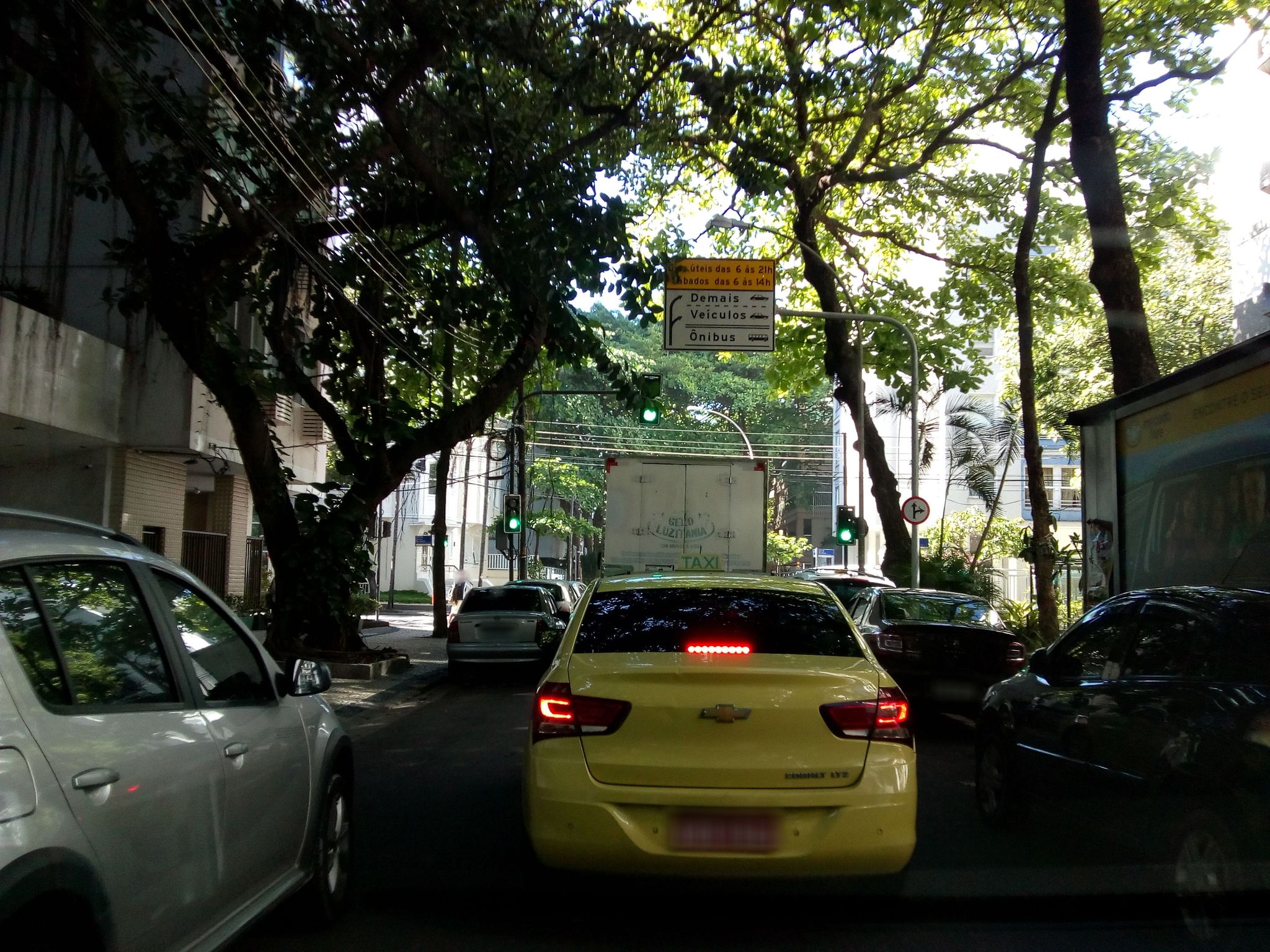 Street-level view near Edifício Almirante Guilhem, Leblon