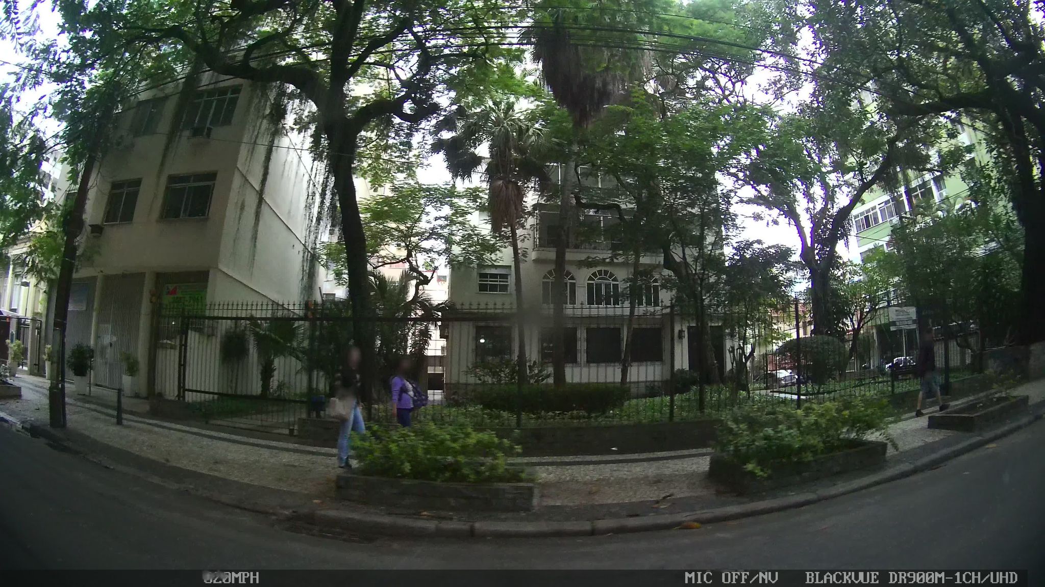 Street-level view near Edifício Almirante Guillobel, Botafogo