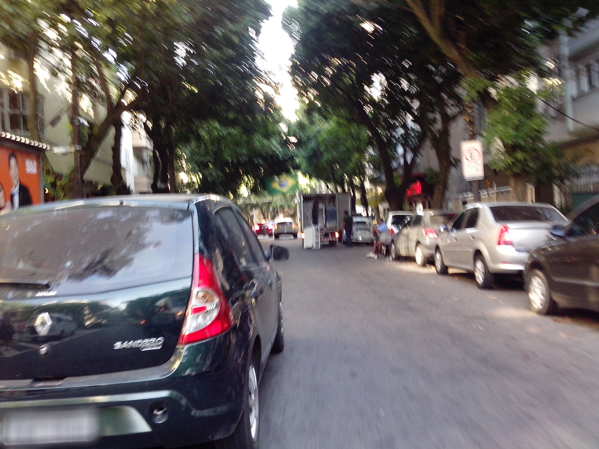 Street-level view near Edifício Alonso, Leblon
