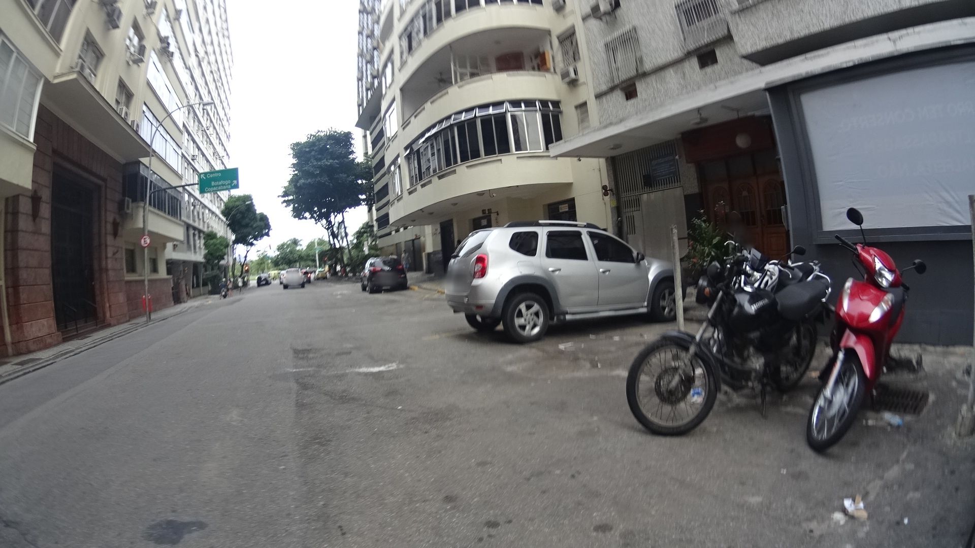 Street-level view near Edifício Aluaro André, Flamengo