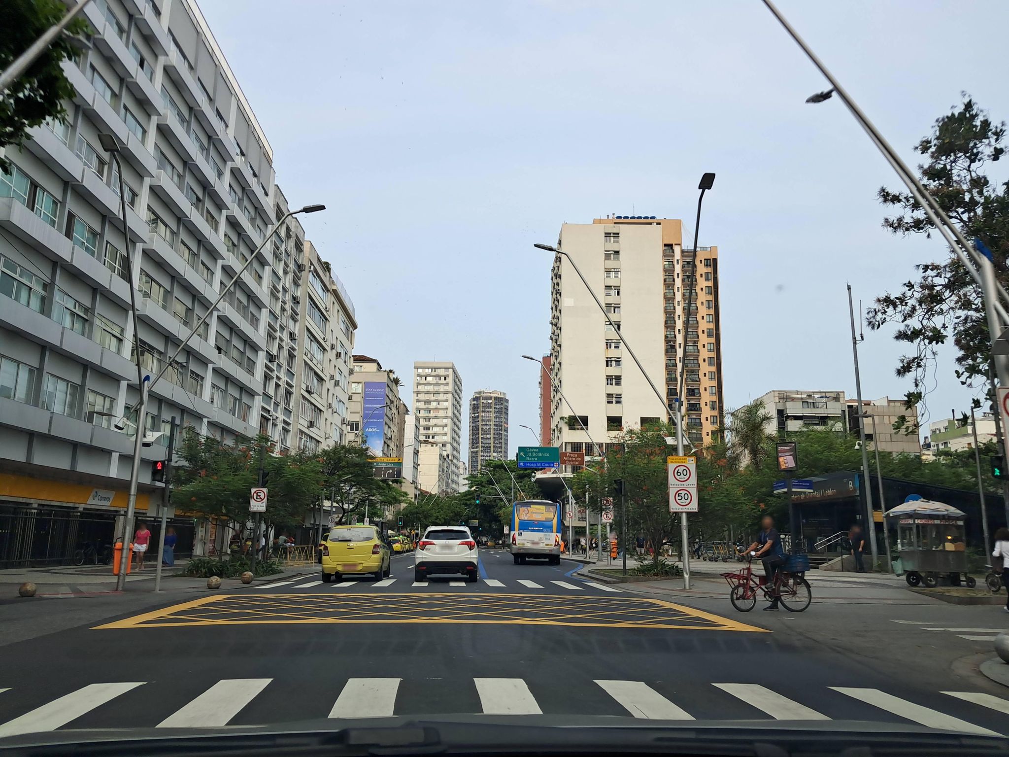 Street-level view near Edifício Alvares de Azevedifícioo, Leblon