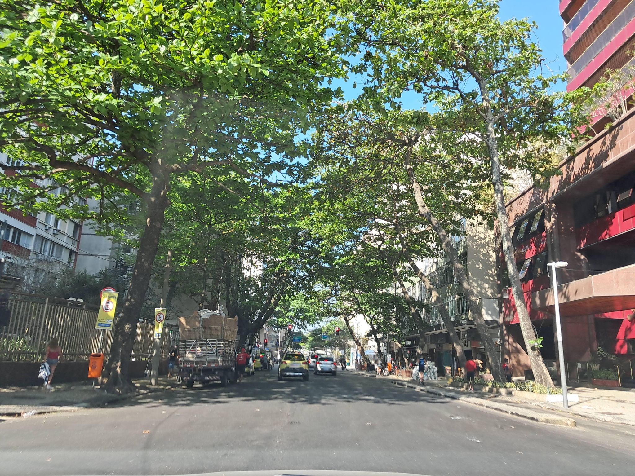 Street-level view near Edifício Amadeus, Copacabana
