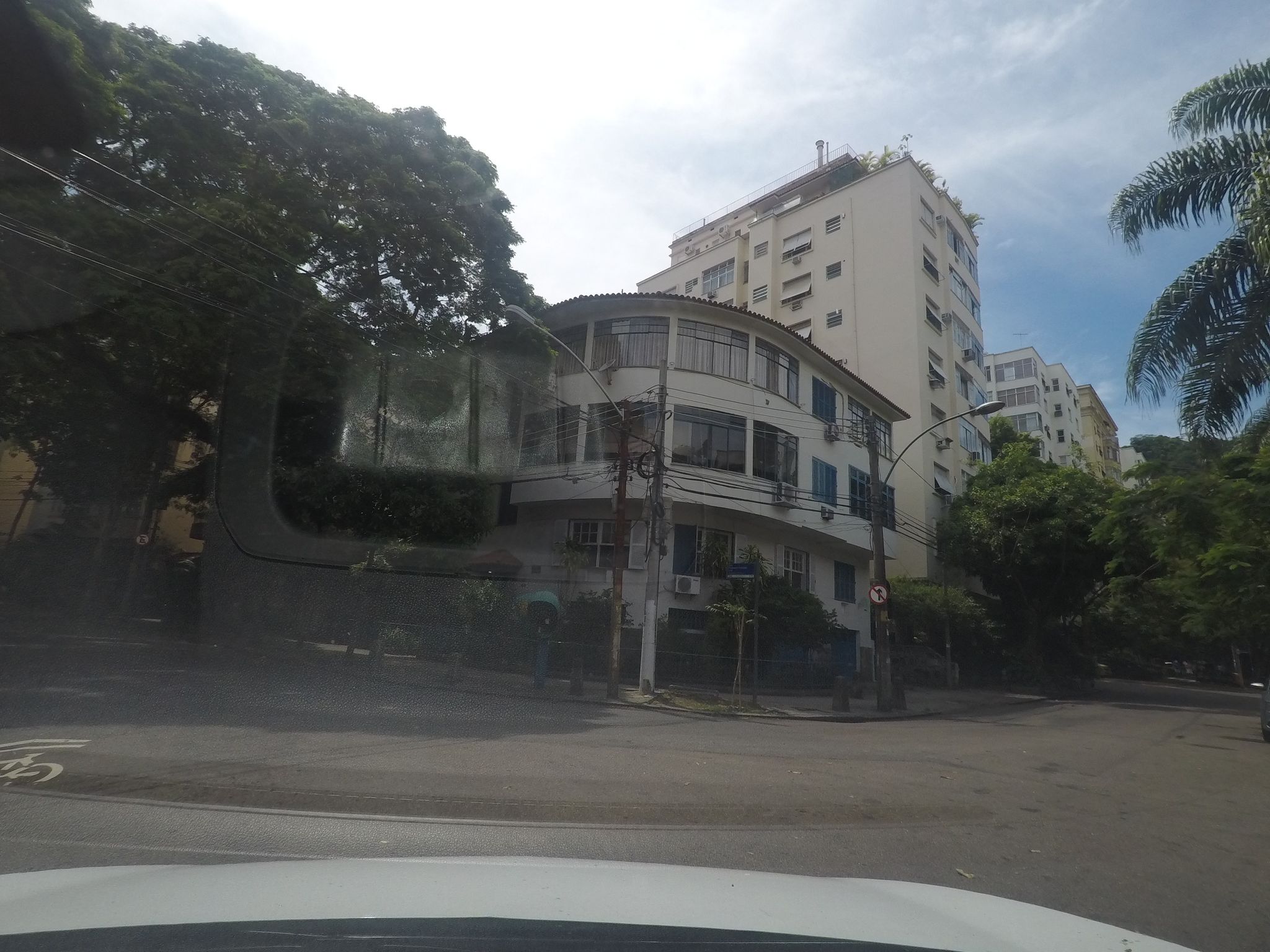 Street-level view near Edifício Amadia, Laranjeiras