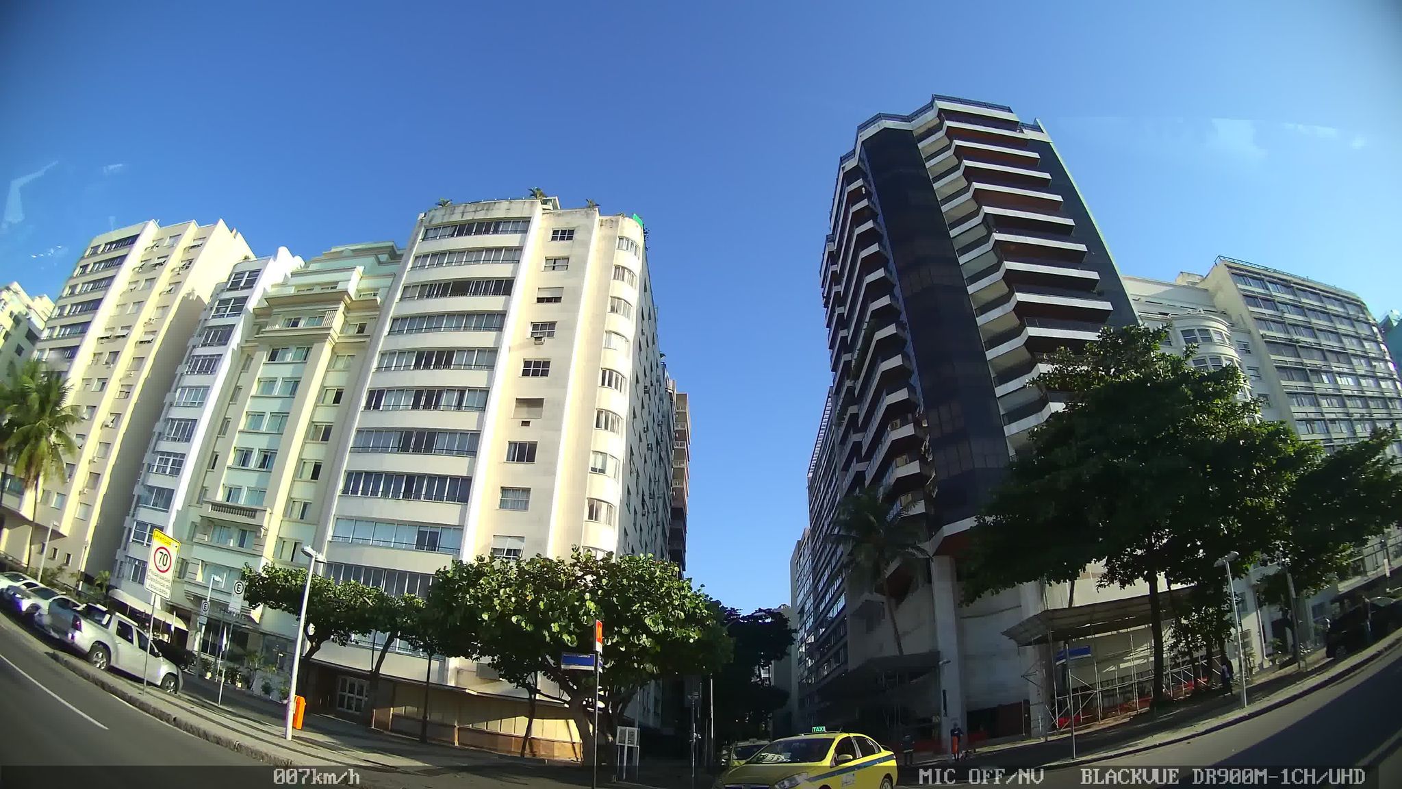 Street-level view near Edifício Amalia Romano, Copacabana