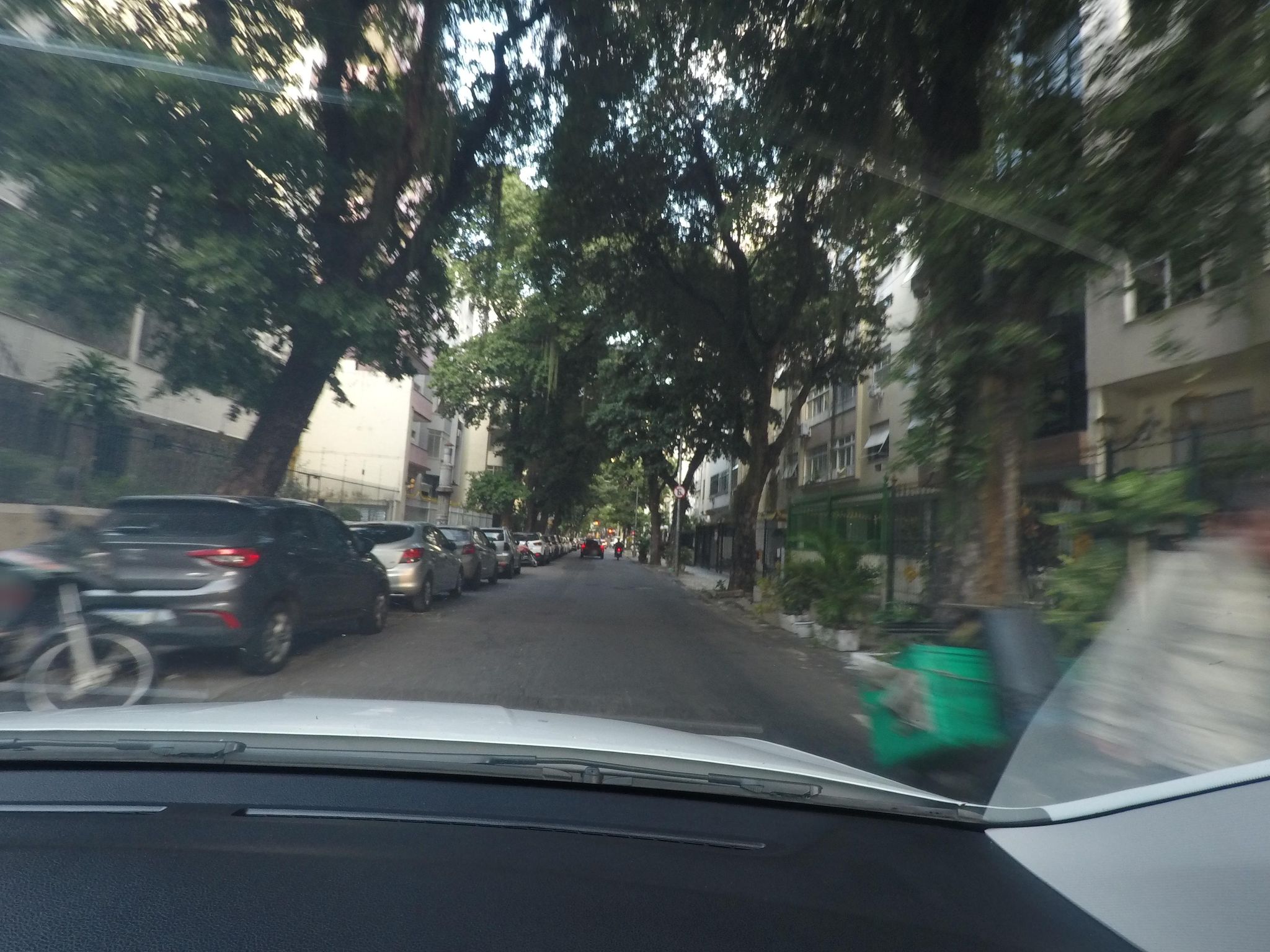 Street-level view near Edifício Amaral, Flamengo