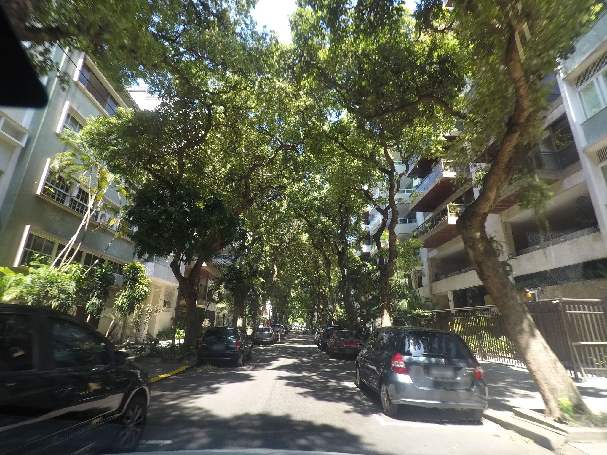 Street-level view near Edifício Amboise, Ipanema
