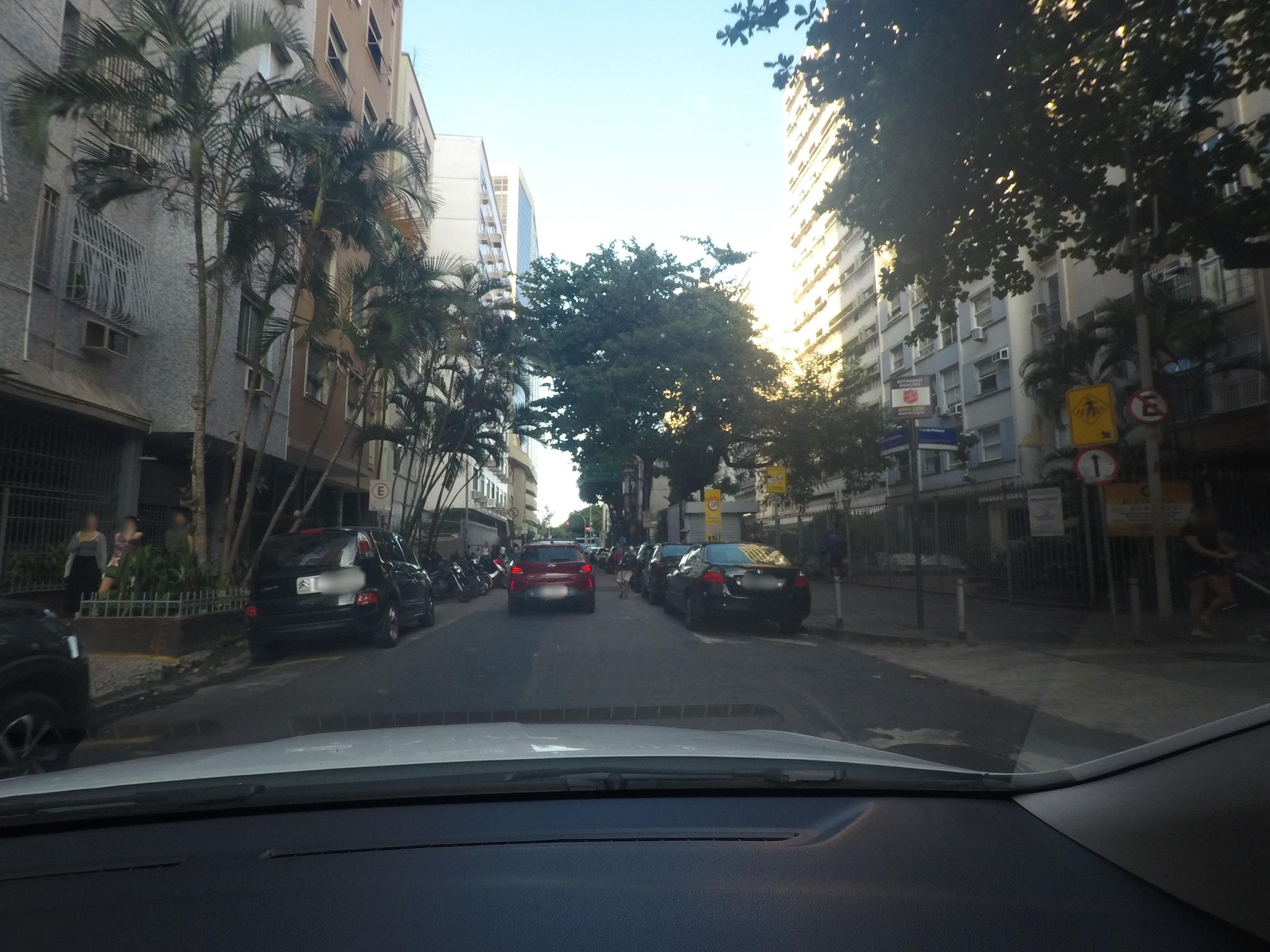 Street-level view near Edifício Amparo, Flamengo