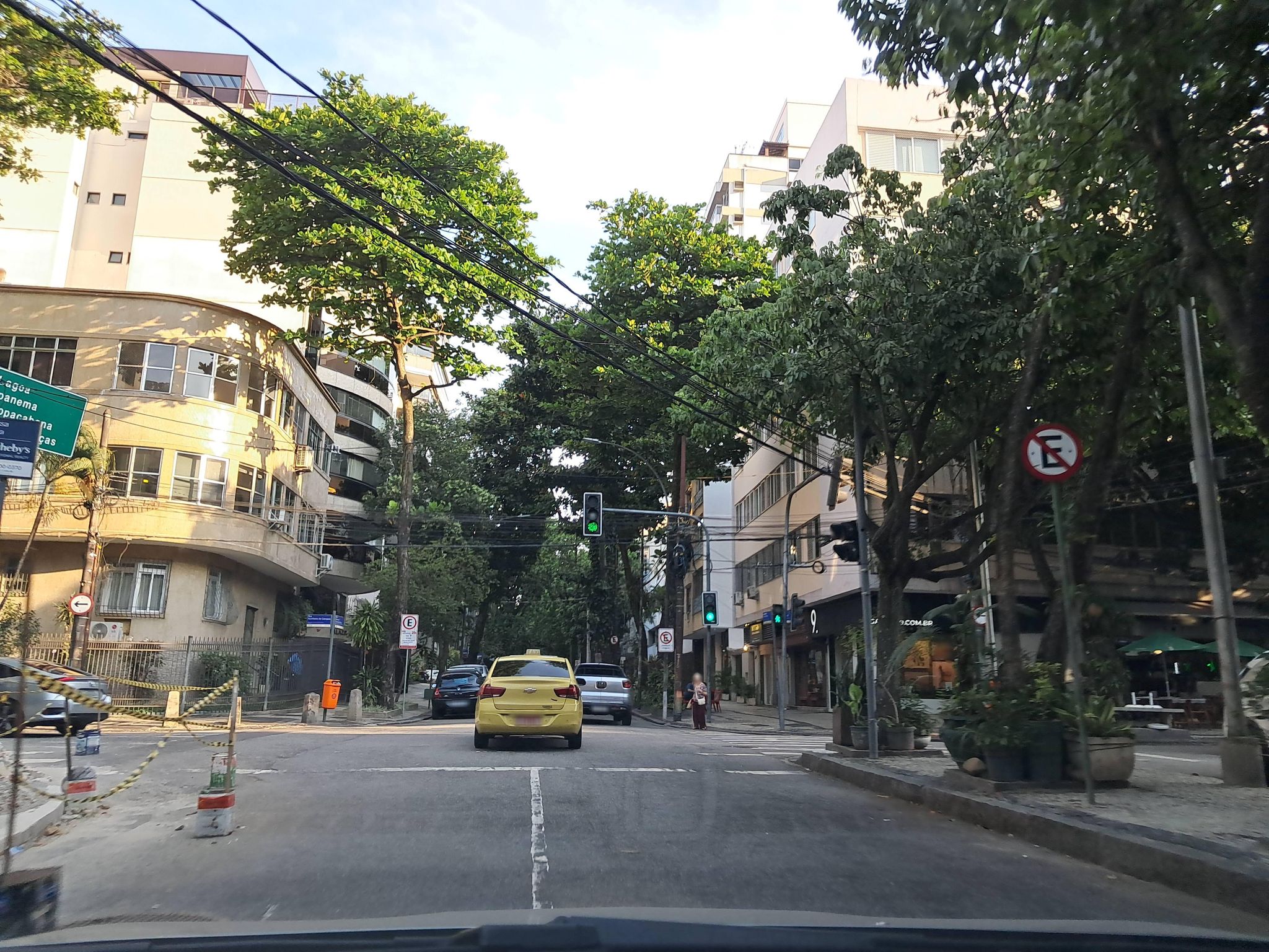 Street-level view near Edifício Ana Capri, Leblon