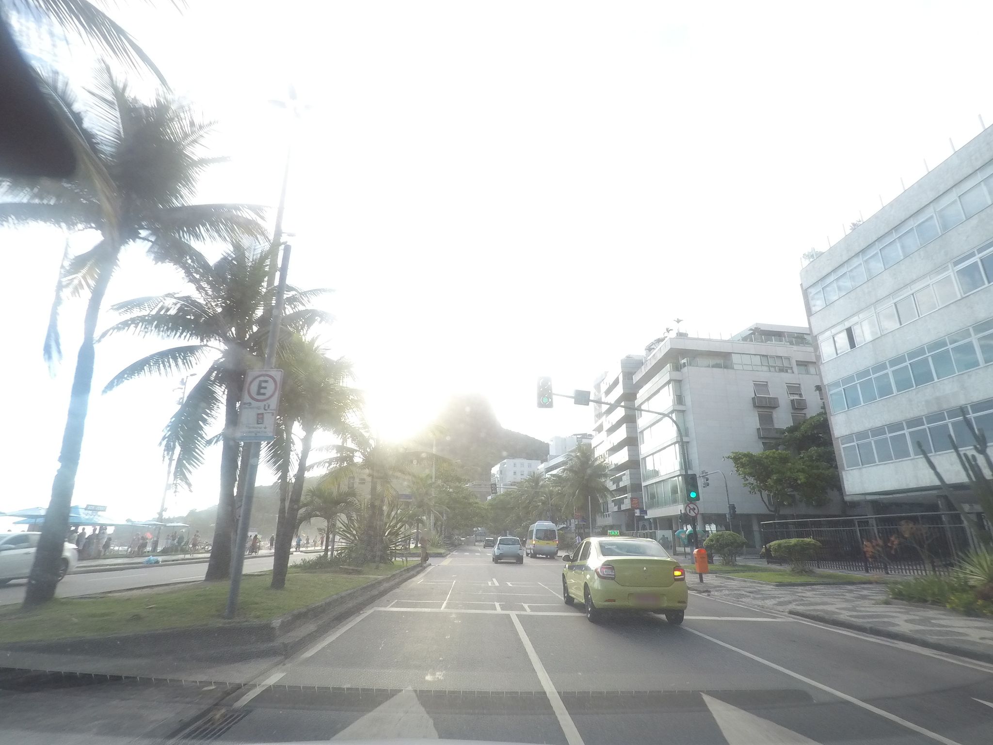 Street-level view near Edifício Ana Carolina, Ipanema