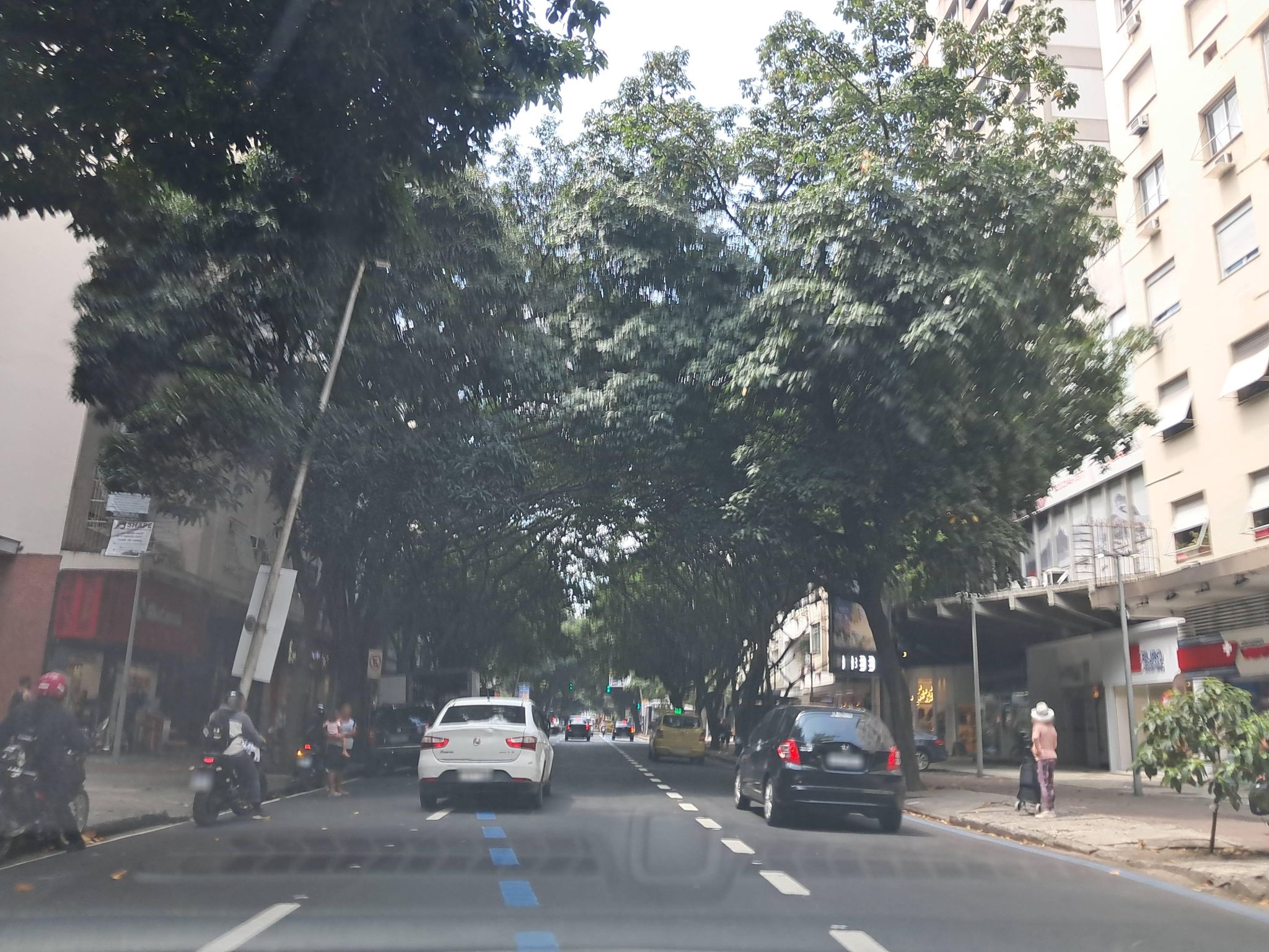 Street-level view near Edifício Ana Lúcia, Ipanema