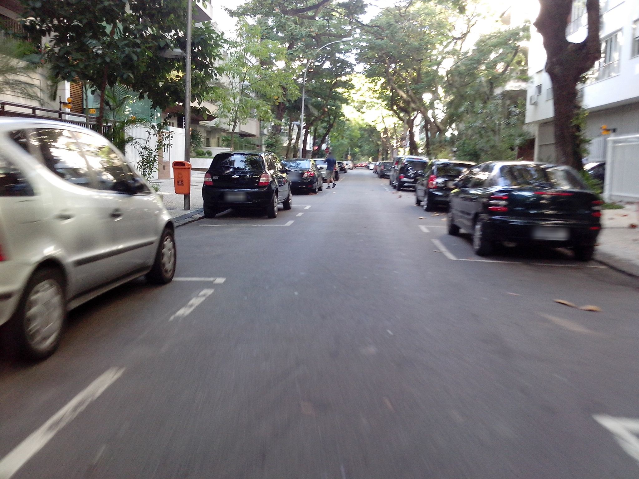 Street-level view near Edifício Ana, Ipanema
