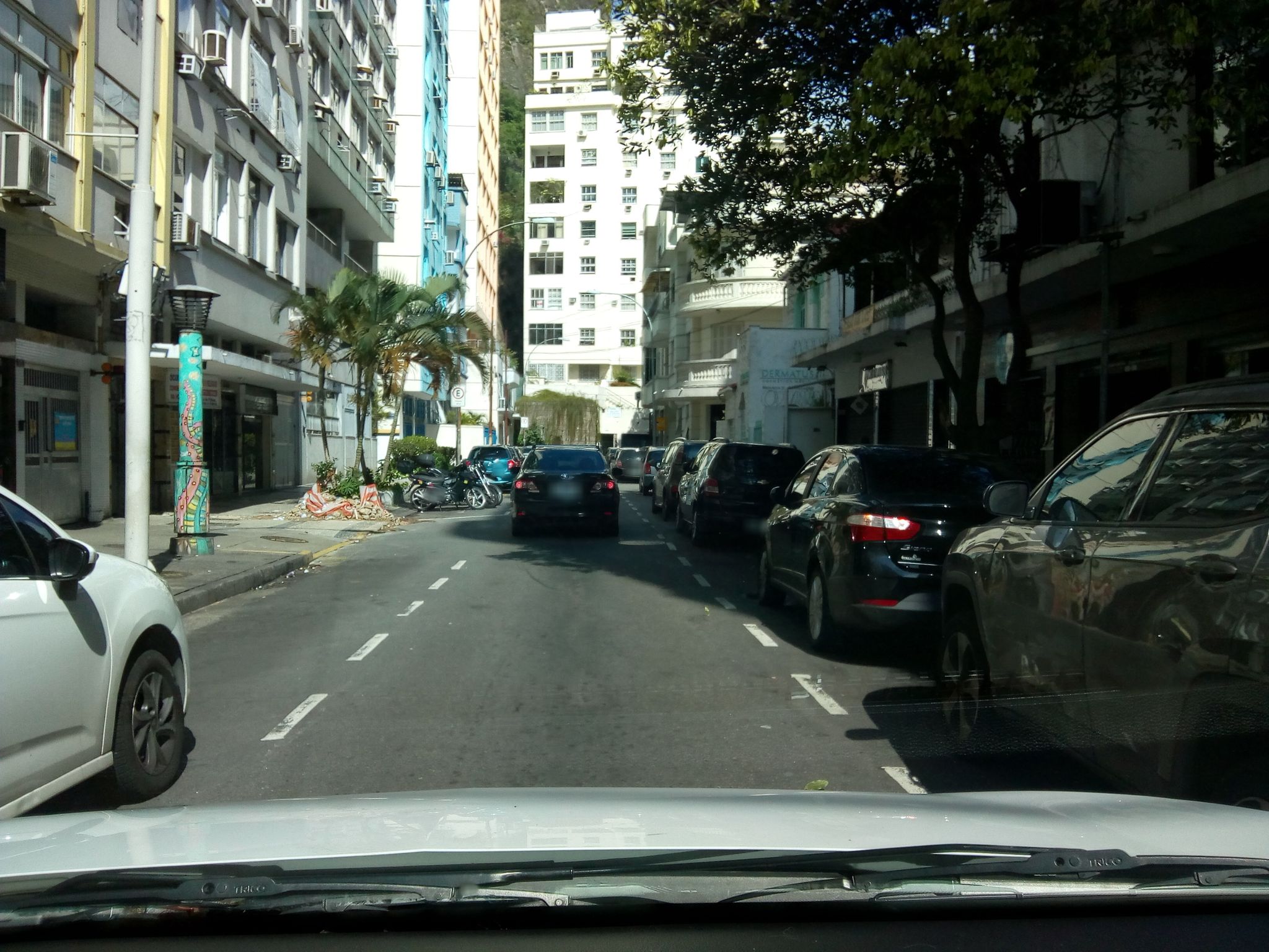 Street-level view near Edifício Anadolis, Copacabana