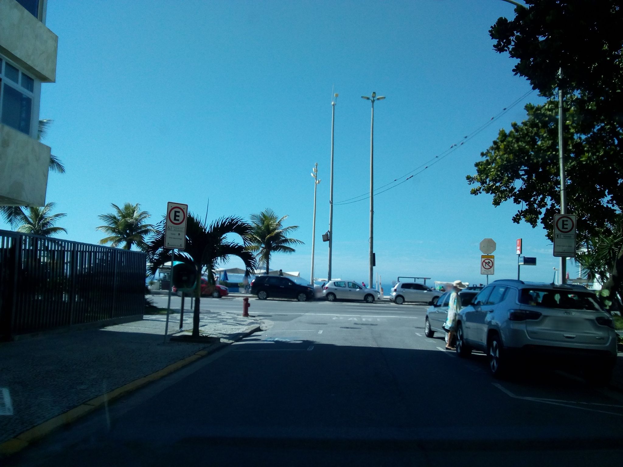 Street-level view near Edifício Analu, Leblon
