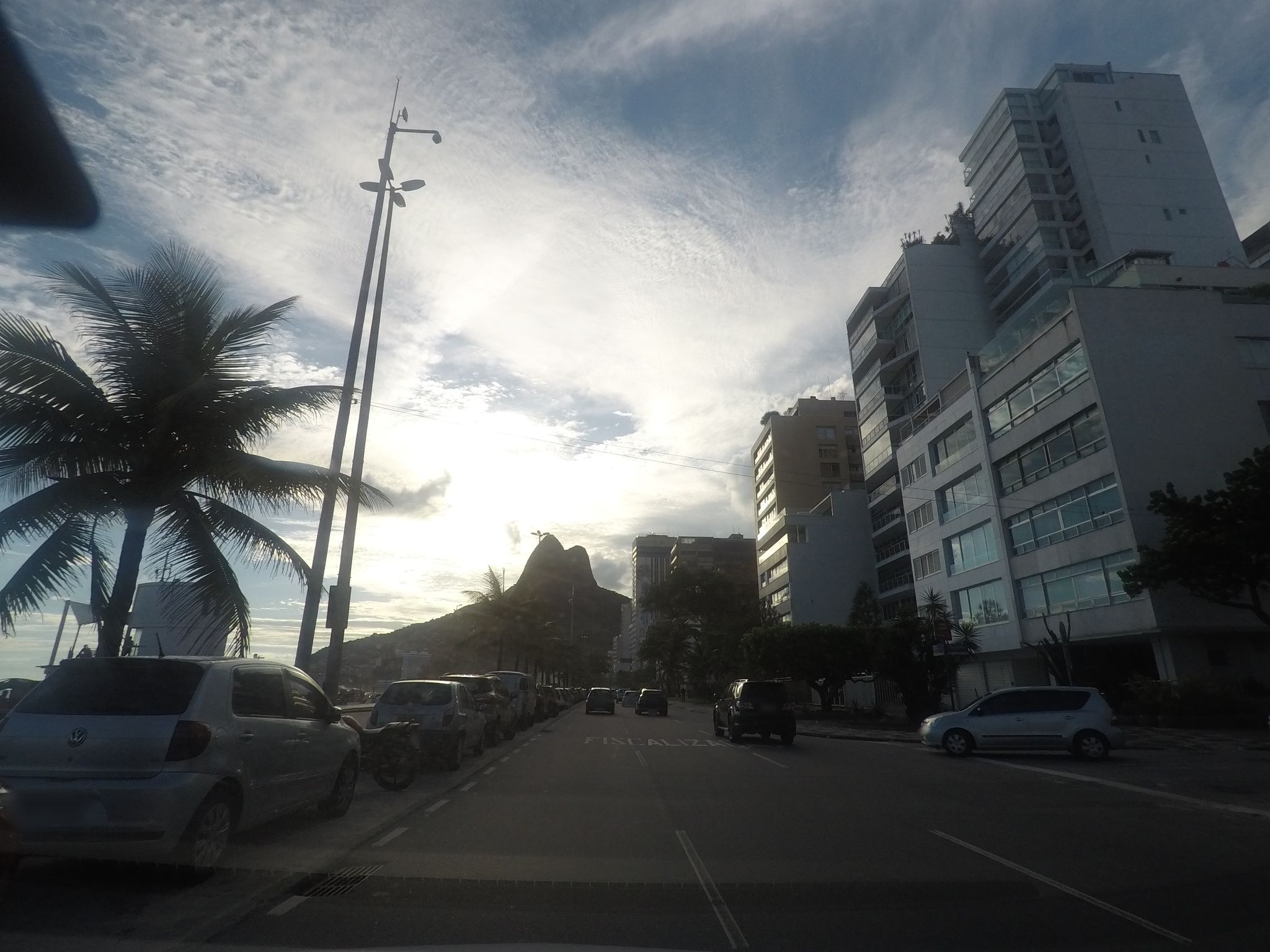 Street-level view near Edifício Analu, Ipanema