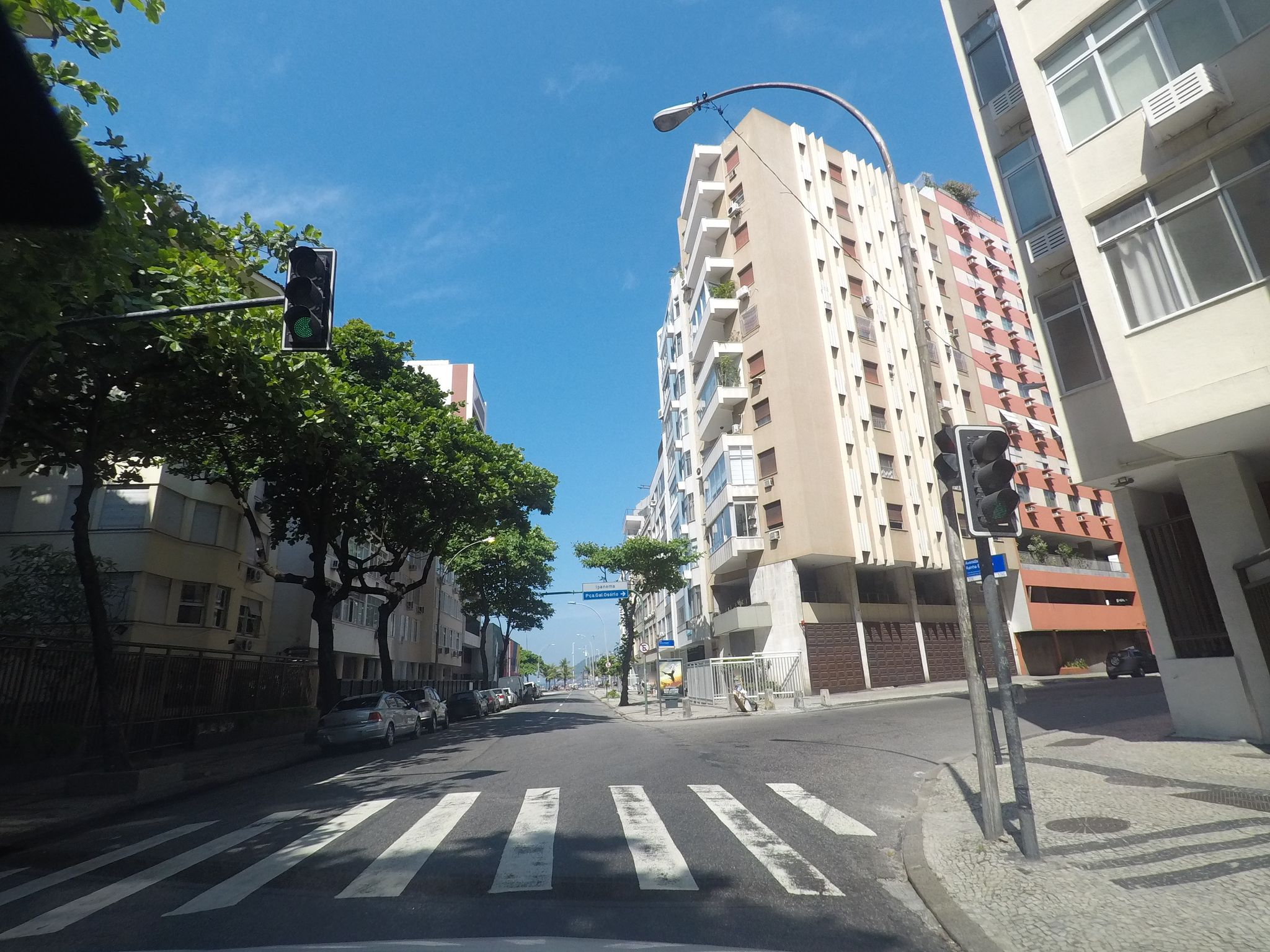 Street-level view near Edifício Anambé, Copacabana