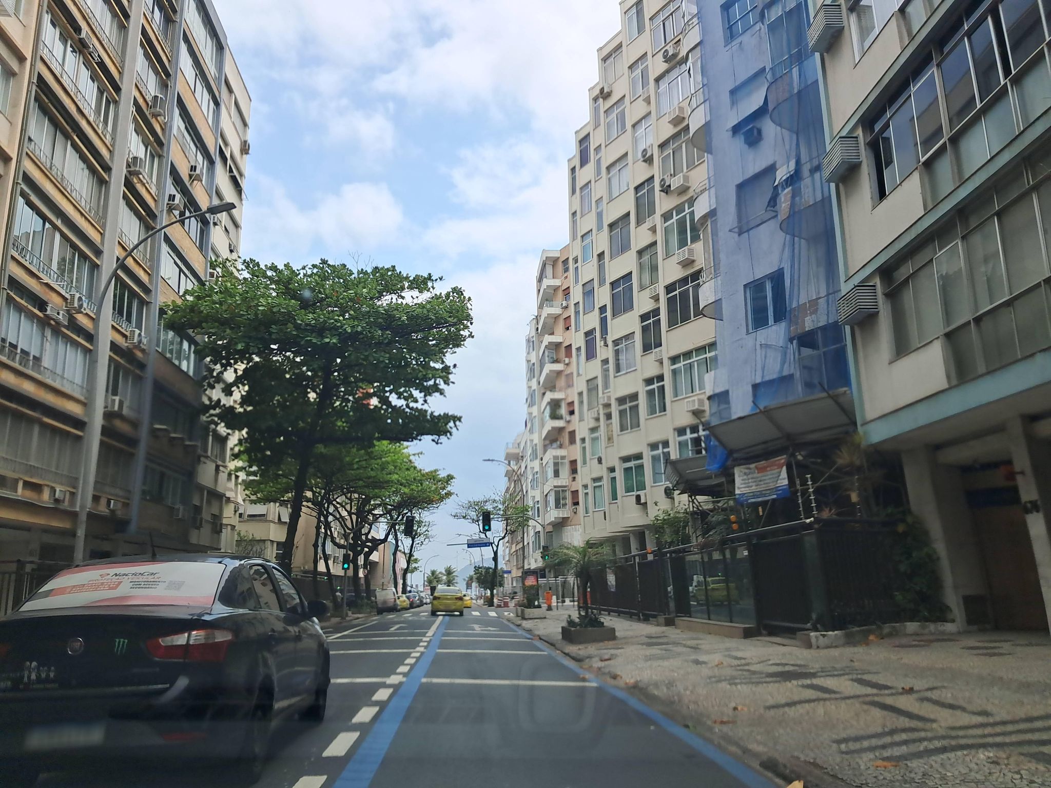 Street-level view near Edifício Anambé, Ipanema