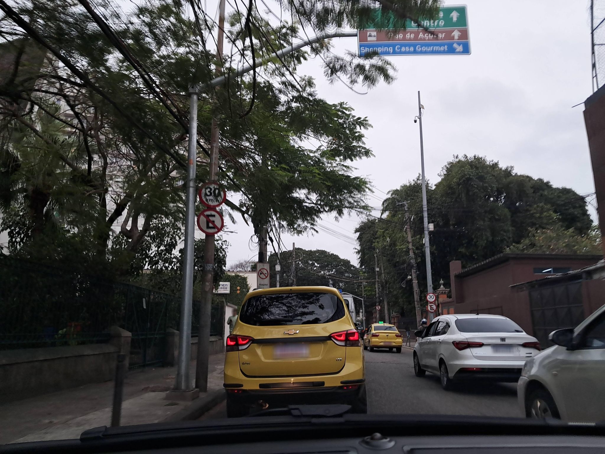 Street-level view near Edifício Anambe, Botafogo