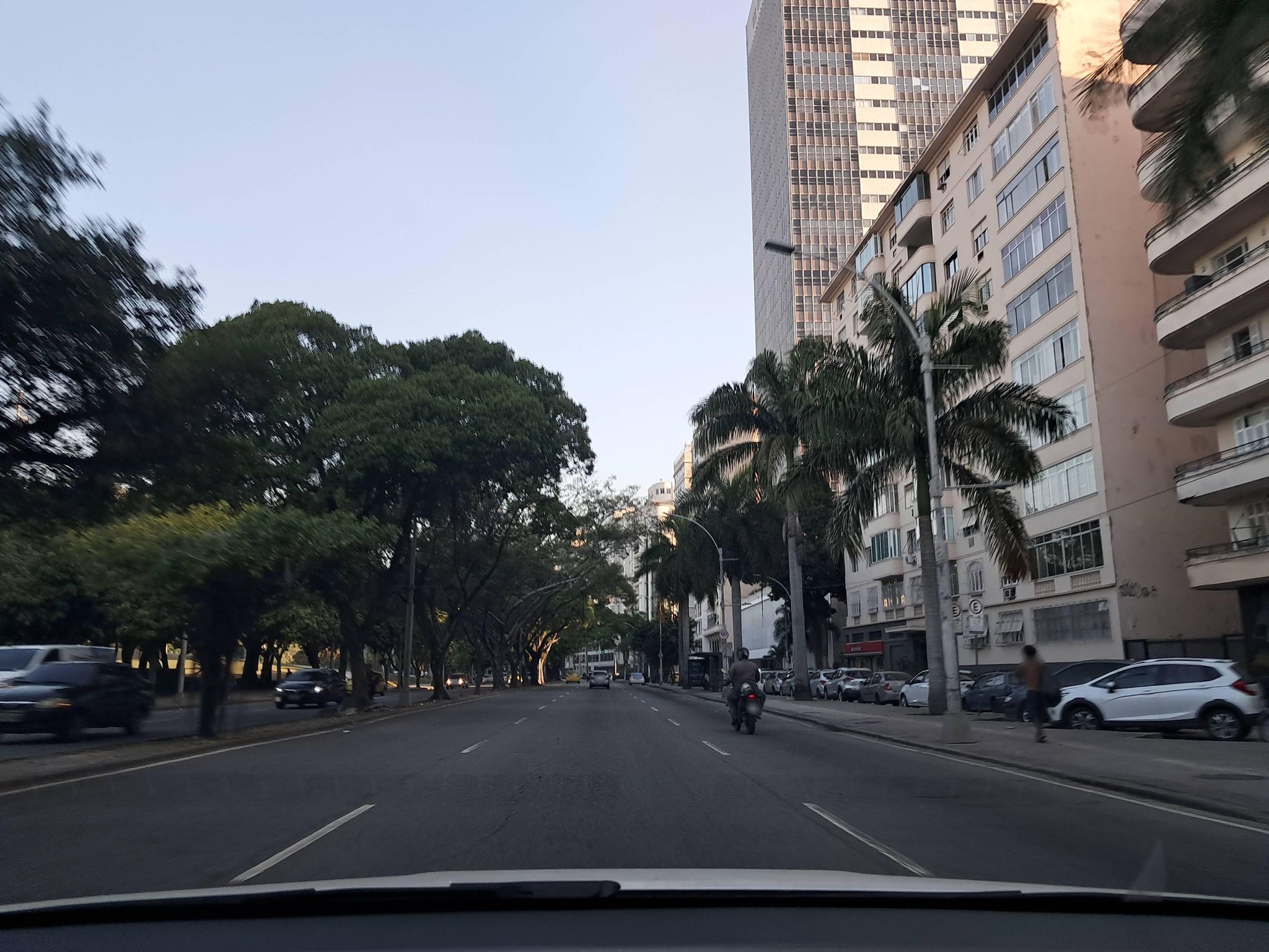 Street-level view near Edifício Anchieta, Glória