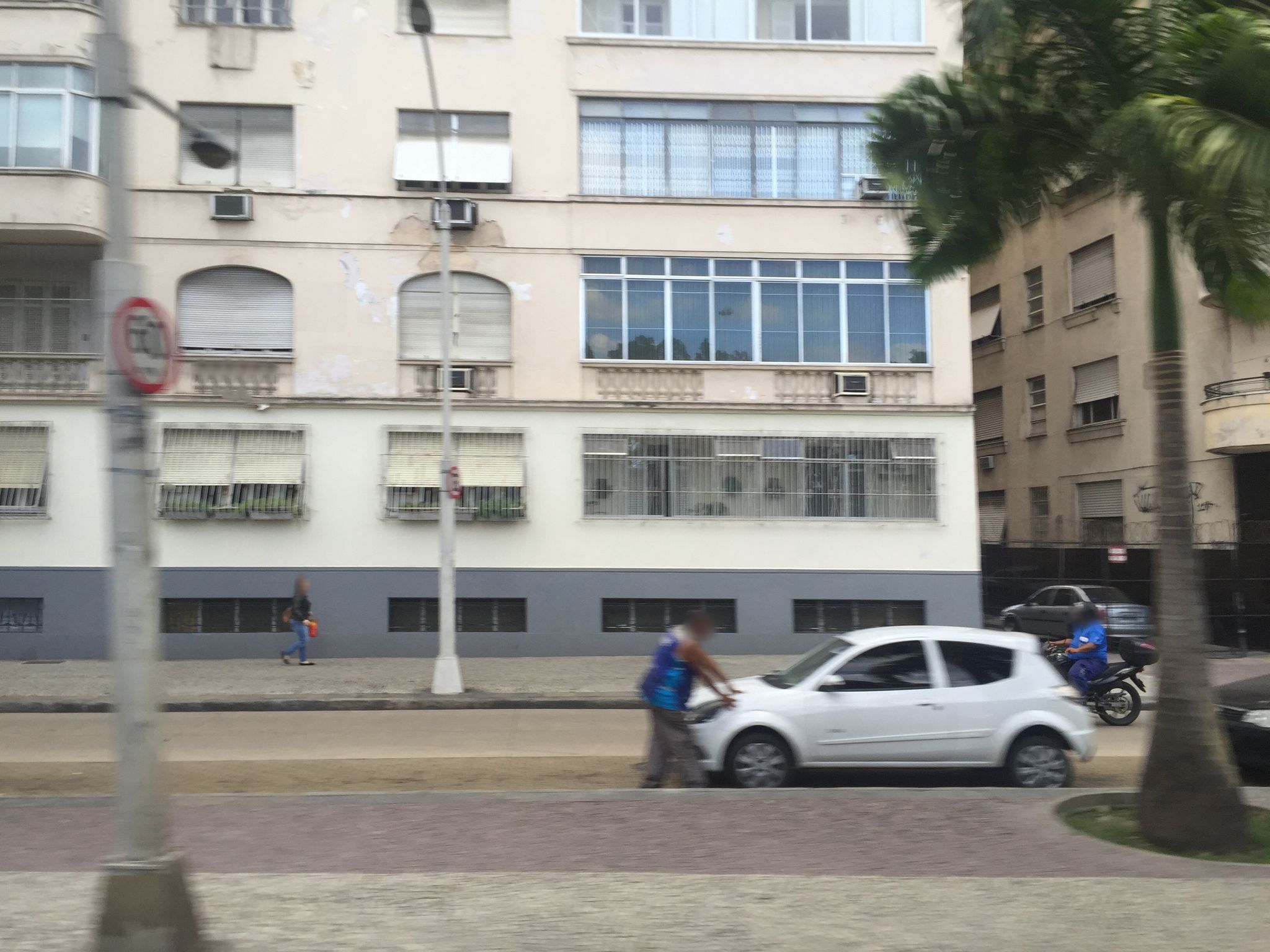 Street-level view near Edifício Anchieta, Flamengo