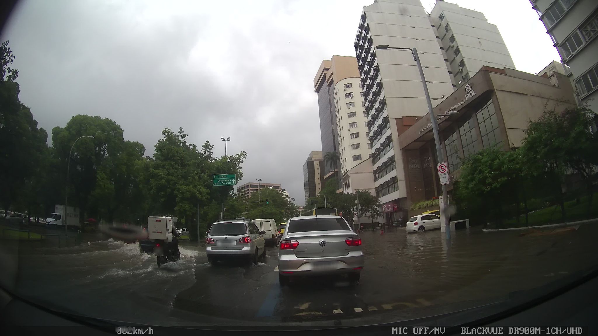 Street-level view near Edifício Ancora Comercial, Botafogo