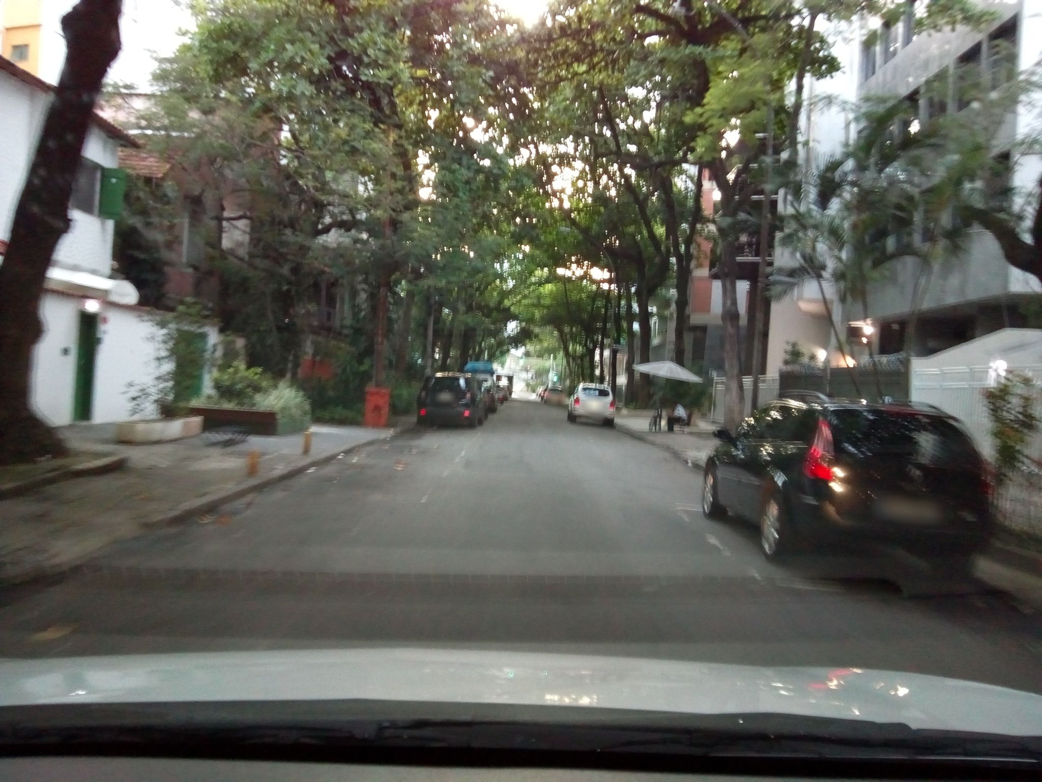 Street-level view near Edifício Andrea, Ipanema