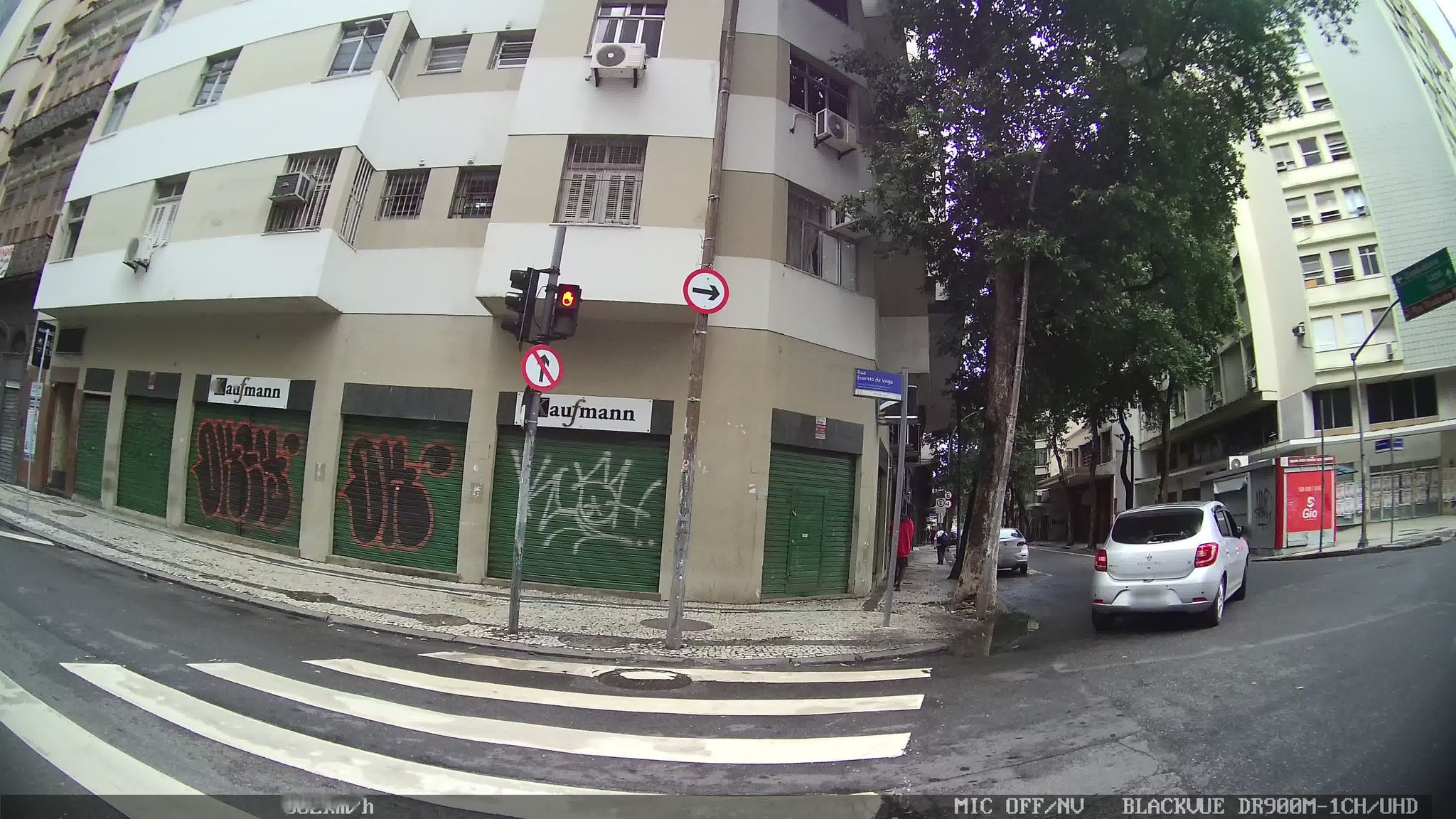 Street-level view near Edifício Anglia, Centro