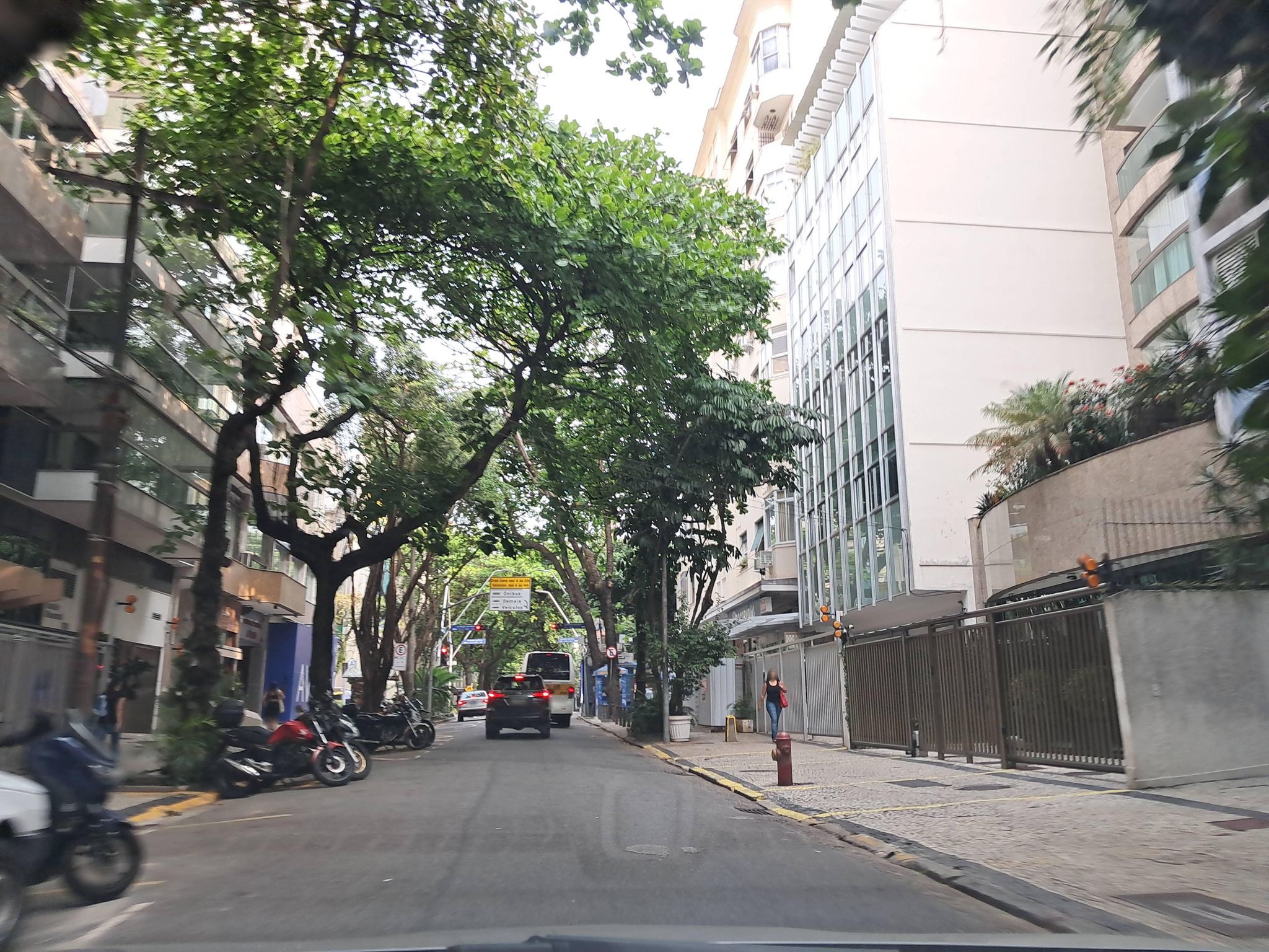 Street-level view near Edifício Anil, Leblon