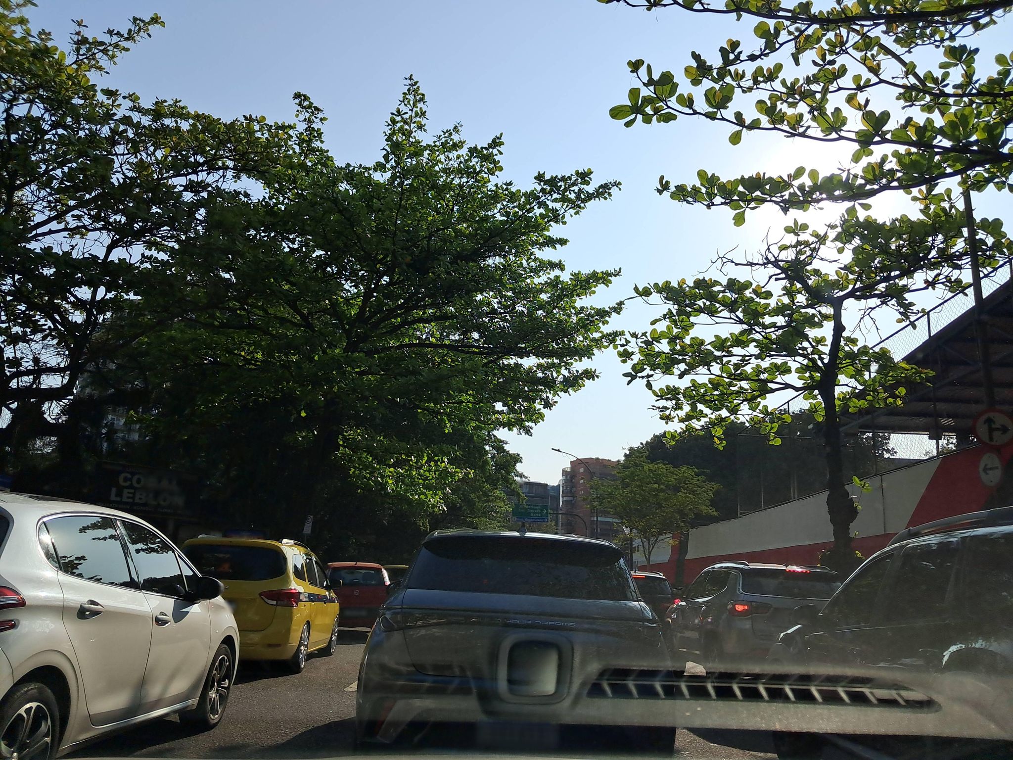 Street-level view near Edifício Antares, Leblon