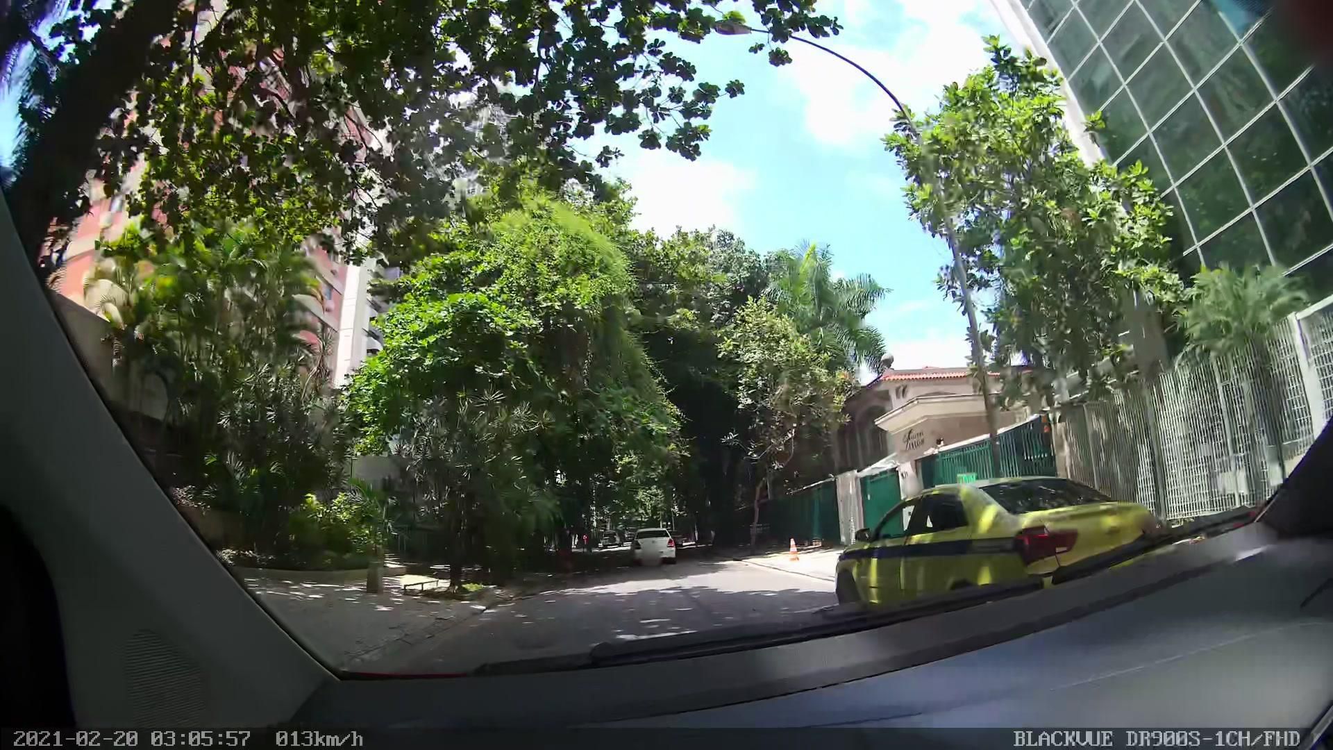 Street-level view near Edifício Antoinio Gallotti, Leblon