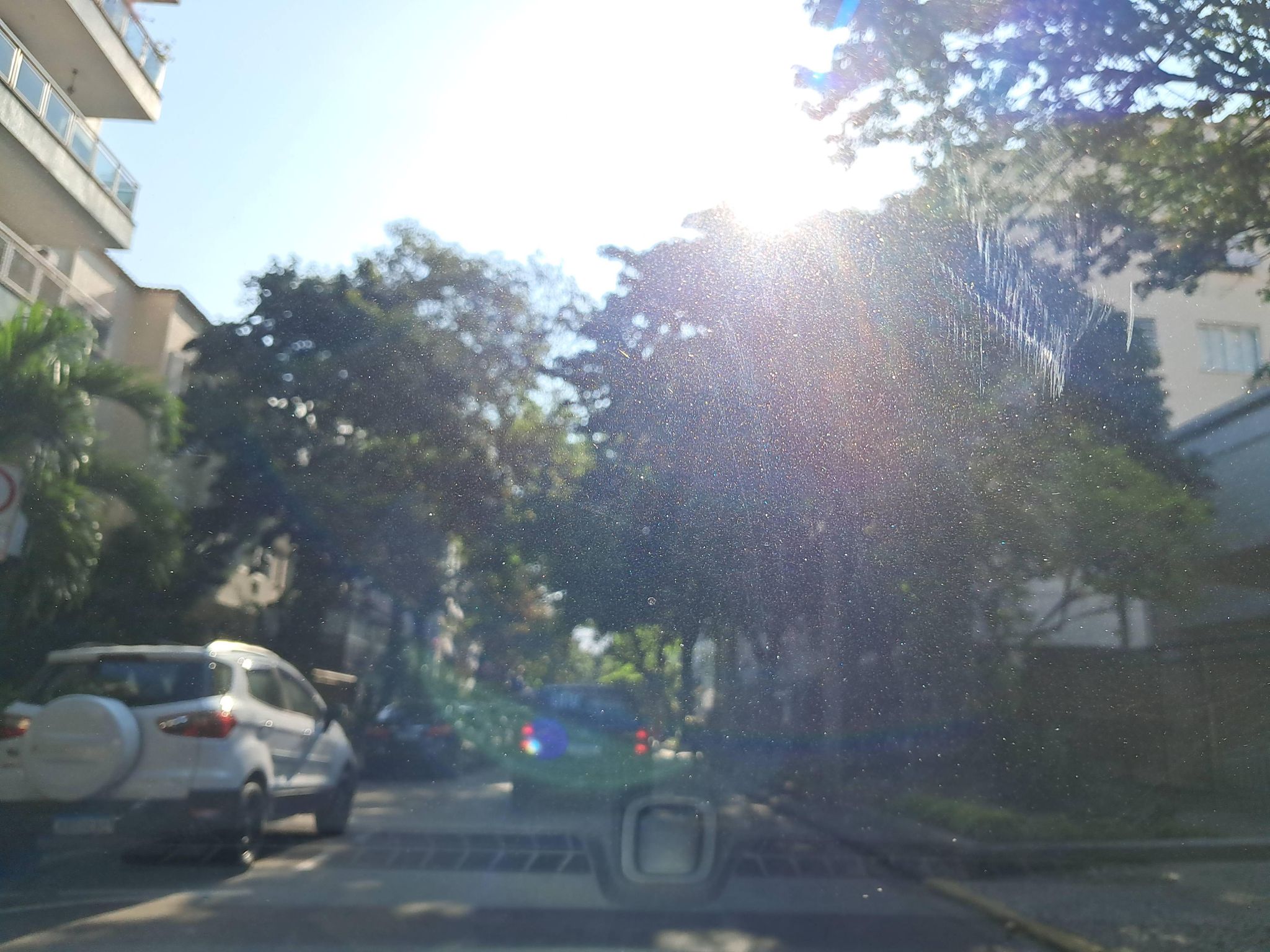 Street-level view near Edifício Antônio Assunção, Ipanema